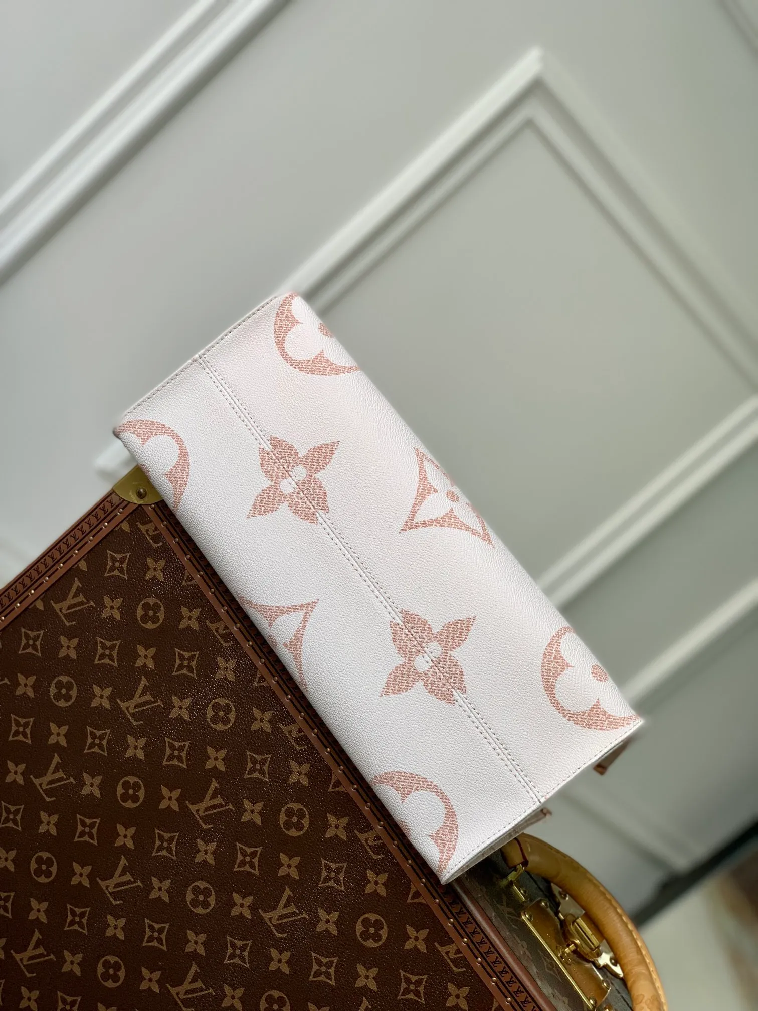 💰960 Top Original Order ✨M46912 This OnTheGo medium handbag is painted on coated canvas with a large Monogram pattern, and the trim and lining are covered with intricate Monogram Ypp flowers, showing the inspiration of traditional Portuguese tiles. The ample space combined with the long and short handle design makes it a perfect choice for daily travel. Detailed features 35 x 27 x 14 cm (length x height x width)