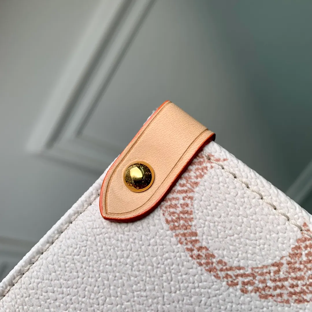 💰960 Top Original Order ✨M46912 This OnTheGo medium handbag is painted on coated canvas with a large Monogram pattern, and the trim and lining are covered with intricate Monogram Ypp flowers, showing the inspiration of traditional Portuguese tiles. The ample space combined with the long and short handle design makes it a perfect choice for daily travel. Detailed features 35 x 27 x 14 cm (length x height x width)