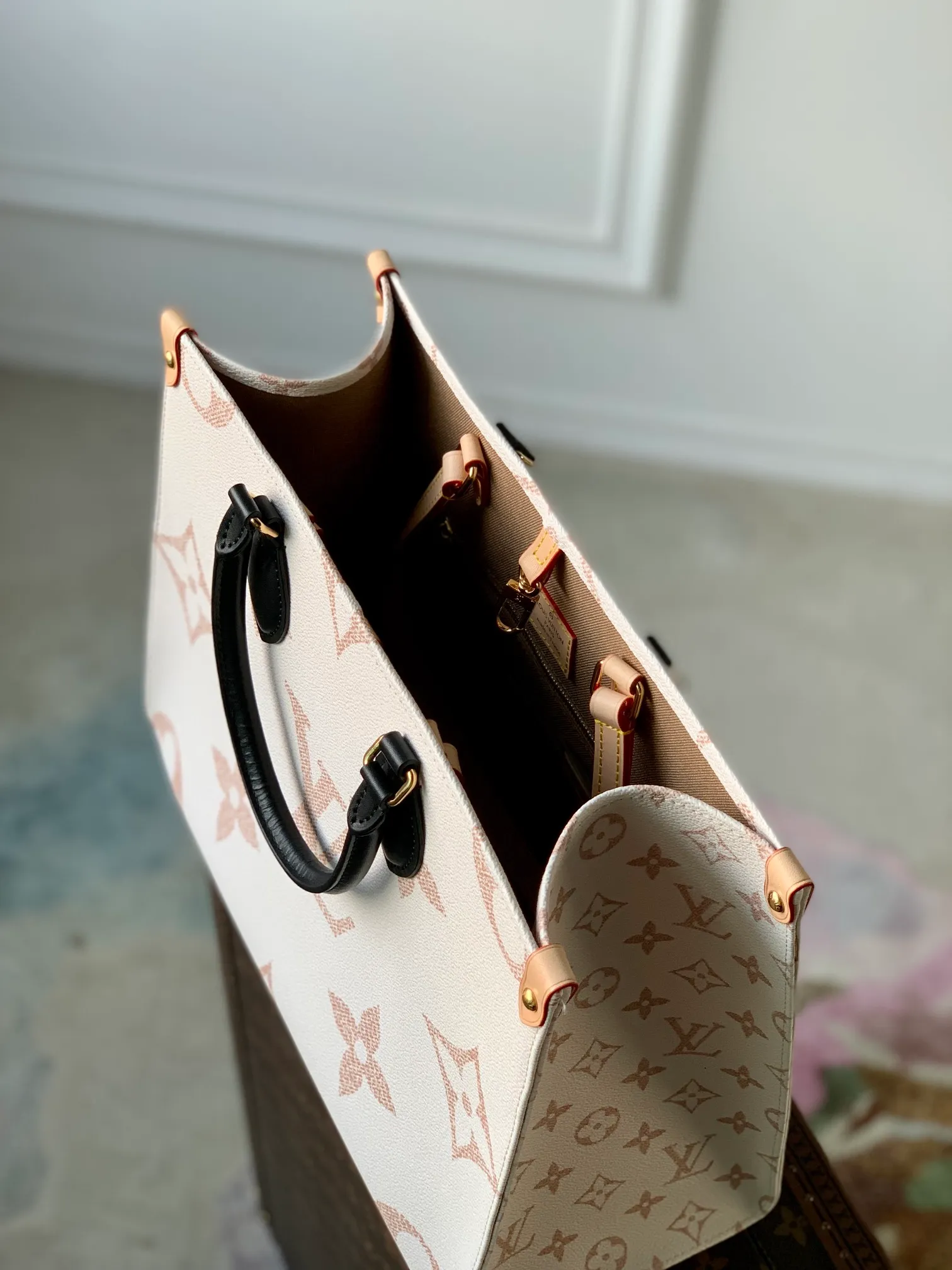 💰960 Top Original Order ✨M46912 This OnTheGo medium handbag is painted on coated canvas with a large Monogram pattern, and the trim and lining are covered with intricate Monogram Ypp flowers, showing the inspiration of traditional Portuguese tiles. The ample space combined with the long and short handle design makes it a perfect choice for daily travel. Detailed features 35 x 27 x 14 cm (length x height x width)