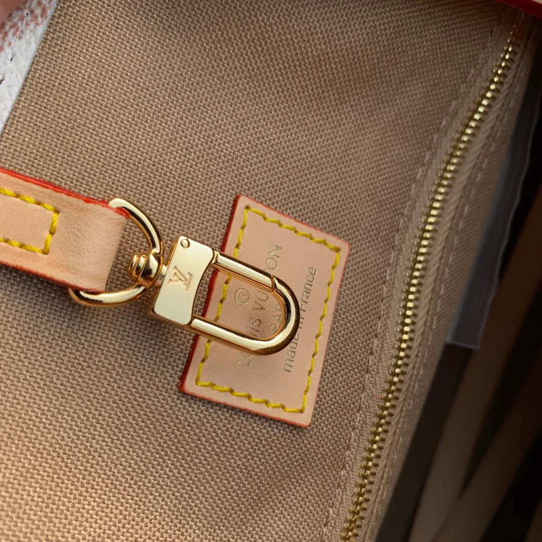 💰960 Top Original Order ✨M46912 This OnTheGo medium handbag is painted on coated canvas with a large Monogram pattern, and the trim and lining are covered with intricate Monogram Ypp flowers, showing the inspiration of traditional Portuguese tiles. The ample space combined with the long and short handle design makes it a perfect choice for daily travel. Detailed features 35 x 27 x 14 cm (length x height x width)