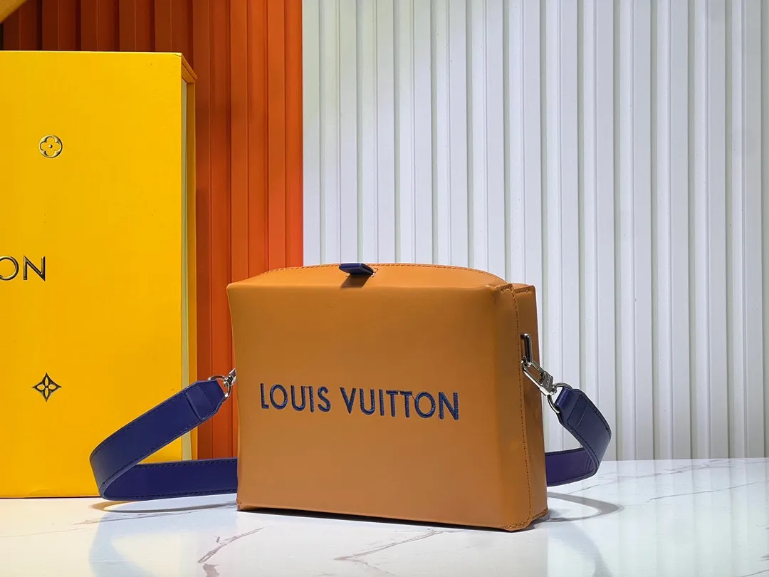 Batch 260💰Upgraded original M24455 This Shopper medium handbag draws inspiration from Louis Vuitton shopping bags, with the words Louis Vuitton and Maison Fondée En 1854 written on soft cow leather. It is equipped with a top handle and a detachable shoulder strap. Dimensions: 23.0x16.5x7.0 cm (length x height x width)