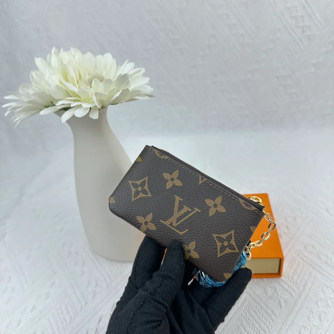 P64 M62650 This key bag is made of Monogram Empreinte leather. The zipper design can securely store keys, coins, cards, lipstick and other personal items. It can also be fixed to the D-ring in a handbag, belt or Louis Vuitton handbag. It is elegant and practical. Size: 12*7*1.5cm