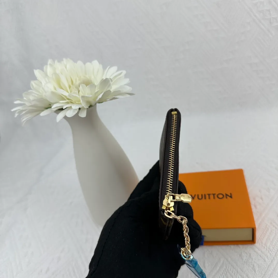 P64 M62650 This key bag is made of Monogram Empreinte leather. The zipper design can securely store keys, coins, cards, lipstick and other personal items. It can also be fixed to the D-ring in a handbag, belt or Louis Vuitton handbag. It is elegant and practical. Size: 12*7*1.5cm