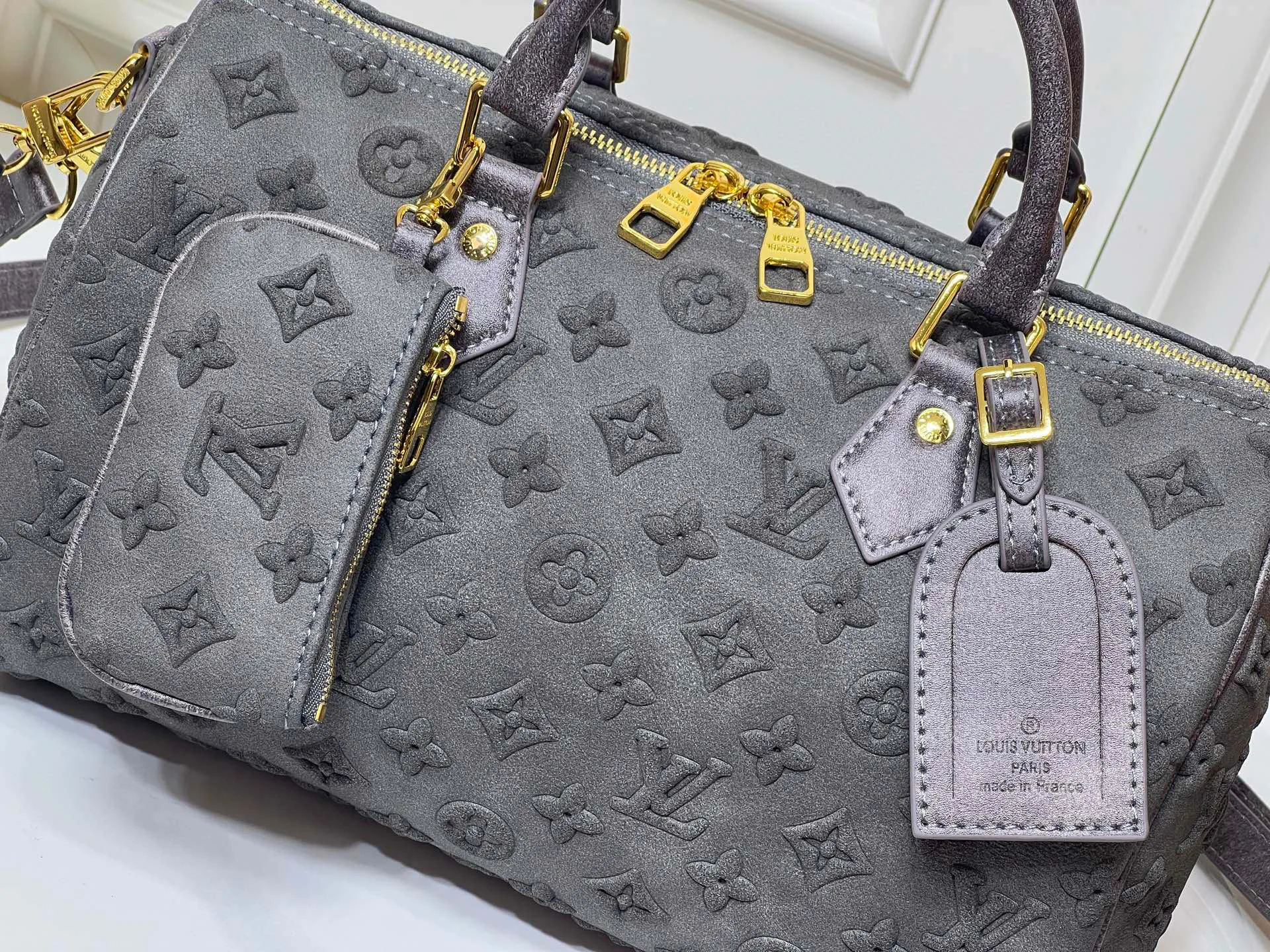Batch 300💰M15225 M22853 Speedy Bandoulière 30 Handbag A refreshed piece of Louis Vuitton's classic Speedy series, it is crafted from gray embossed leather and is engraved with the brand's iconic Monogram pattern, fully demonstrating the brand's heritage in the texture. Equipped with golden metal accessories, it has a delicate handle and an adjustable shoulder strap, so it can be carried elegantly by hand or worn casually across the body. Built-in detachable coin purse blends practicality and design. From daily commuting to leisure travel, it combines classic bag shapes with modern materials to interpret the balance of French elegance and pragmatism. It is a fashionable item that highlights your individual taste. Dimensions: 30x18x17 cm