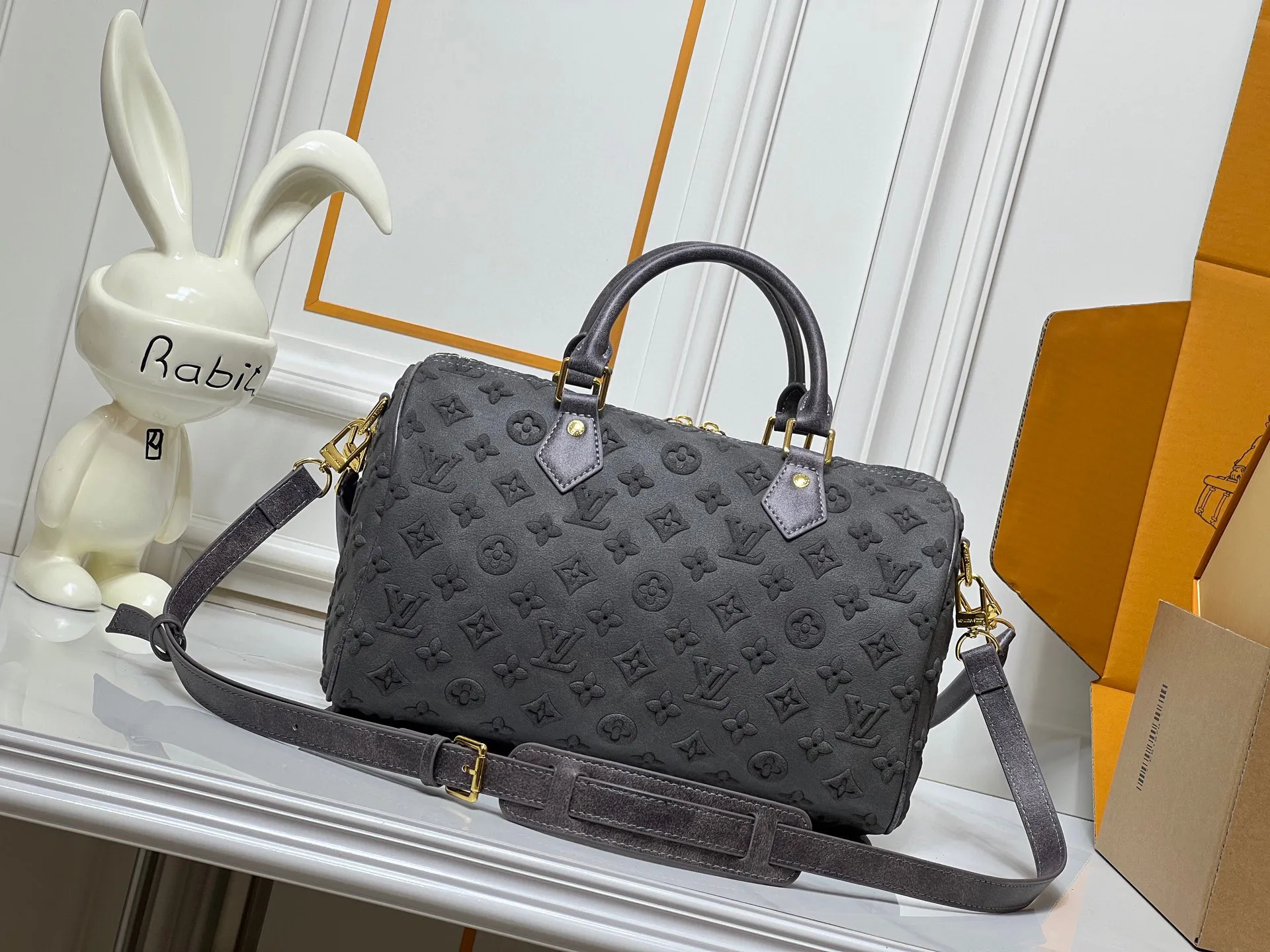 Batch 300💰M15225 M22853 Speedy Bandoulière 30 Handbag A refreshed piece of Louis Vuitton's classic Speedy series, it is crafted from gray embossed leather and is engraved with the brand's iconic Monogram pattern, fully demonstrating the brand's heritage in the texture. Equipped with golden metal accessories, it has a delicate handle and an adjustable shoulder strap, so it can be carried elegantly by hand or worn casually across the body. Built-in detachable coin purse blends practicality and design. From daily commuting to leisure travel, it combines classic bag shapes with modern materials to interpret the balance of French elegance and pragmatism. It is a fashionable item that highlights your individual taste. Dimensions: 30x18x17 cm