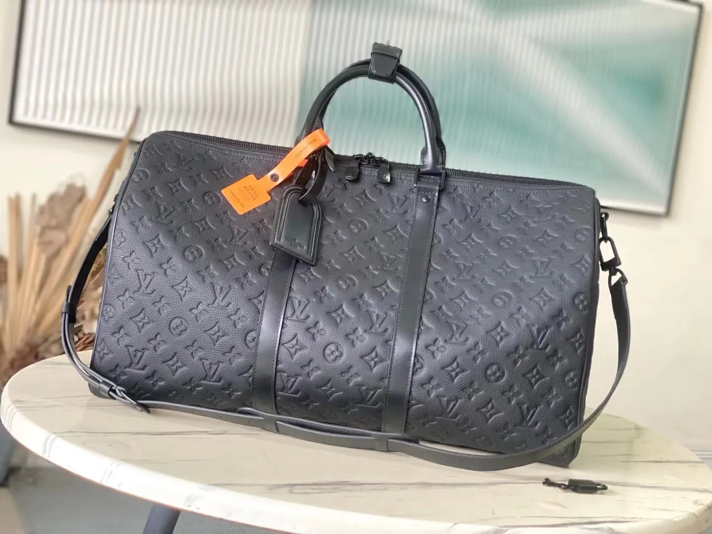 💰1400 (top-grain leather) Top-quality original order M59025 This Keepall travel bag is made of fine cow leather embossed with the Monogram pattern, renewing the brand's classics while witnessing the ingenious craftsmanship. Cabin luggage is sized to easily accommodate short trips. Iconic appearance and high-end materials make it a sophisticated choice. Dimensions: 29 x 23 x 50 cm