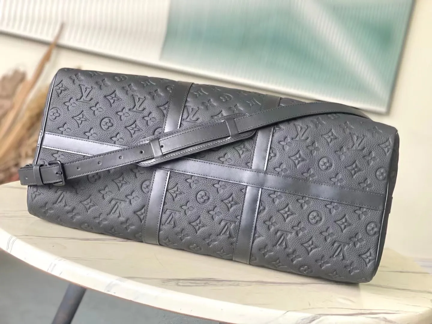 💰1400 (top-grain leather) Top-quality original order M59025 This Keepall travel bag is made of fine cow leather embossed with the Monogram pattern, renewing the brand's classics while witnessing the ingenious craftsmanship. Cabin luggage is sized to easily accommodate short trips. Iconic appearance and high-end materials make it a sophisticated choice. Dimensions: 29 x 23 x 50 cm