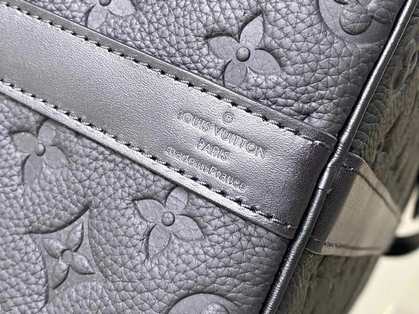 💰1400 (top-grain leather) Top-quality original order M59025 This Keepall travel bag is made of fine cow leather embossed with the Monogram pattern, renewing the brand's classics while witnessing the ingenious craftsmanship. Cabin luggage is sized to easily accommodate short trips. Iconic appearance and high-end materials make it a sophisticated choice. Dimensions: 29 x 23 x 50 cm