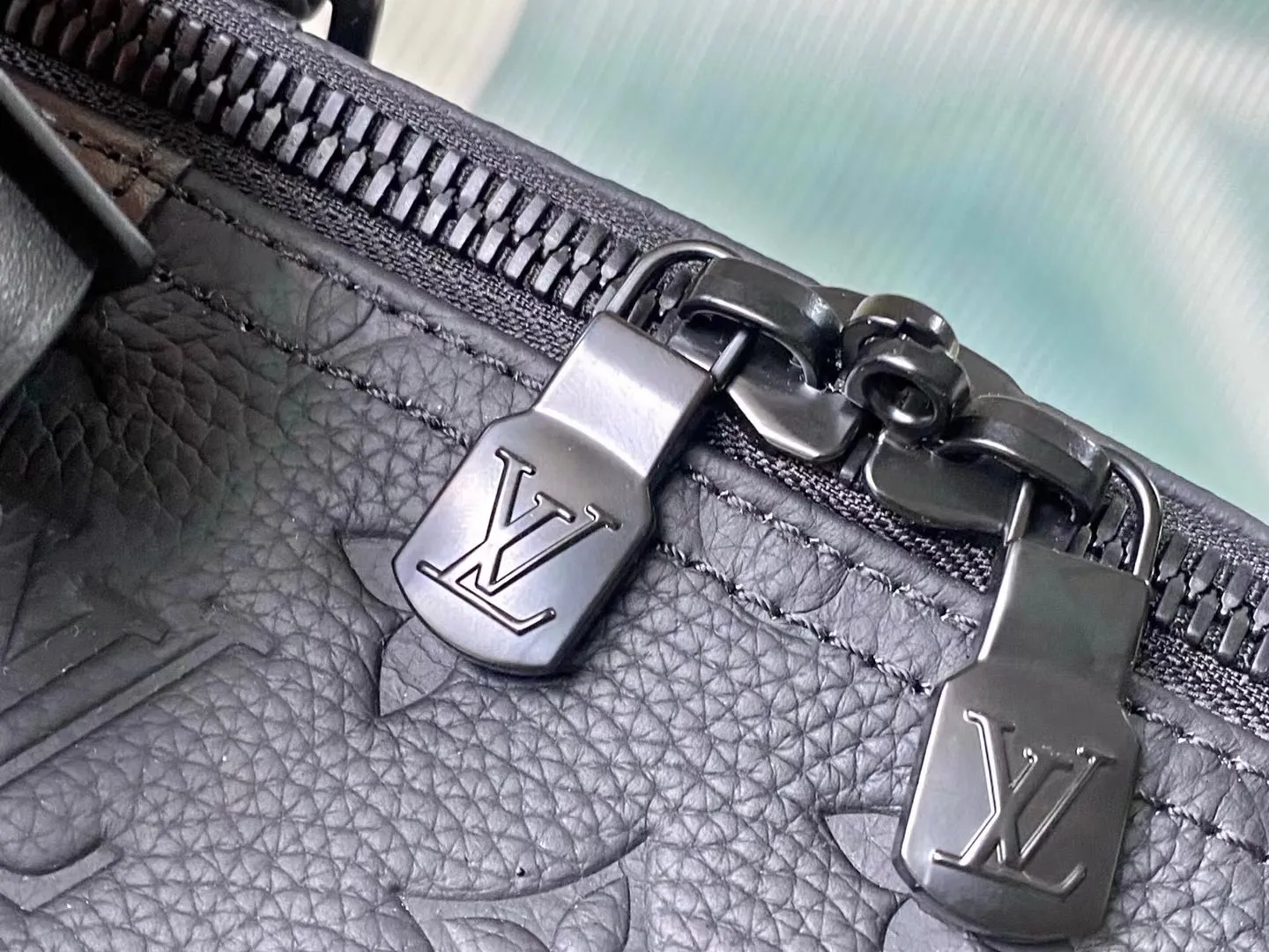 💰1400 (top-grain leather) Top-quality original order M59025 This Keepall travel bag is made of fine cow leather embossed with the Monogram pattern, renewing the brand's classics while witnessing the ingenious craftsmanship. Cabin luggage is sized to easily accommodate short trips. Iconic appearance and high-end materials make it a sophisticated choice. Dimensions: 29 x 23 x 50 cm