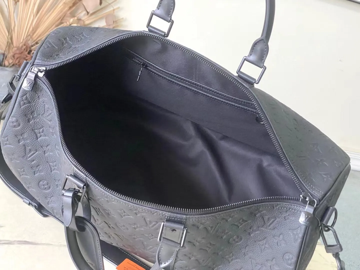 💰1400 (top-grain leather) Top-quality original order M59025 This Keepall travel bag is made of fine cow leather embossed with the Monogram pattern, renewing the brand's classics while witnessing the ingenious craftsmanship. Cabin luggage is sized to easily accommodate short trips. Iconic appearance and high-end materials make it a sophisticated choice. Dimensions: 29 x 23 x 50 cm