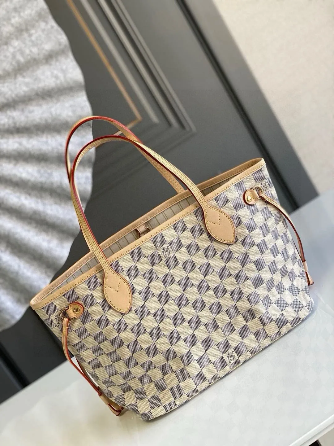 💰780 (small steel nails) top original order N41362 NEVERFULL small handbag Neverfull small handbag has a crisp shape and classic design. It is an elegant urban handbag. Its spacious interior also makes this classic bag an ideal choice for travel. The Neverfull small tote in Damier Azur canvas has a soft yet sturdy feel that maintains its exterior lines no matter what's inside. Detailed Features 29 x 21 x 12 cm (Length x Height x Width) Bag interior redesigned with vintage details inspired by the Louis Vuitton archives - Fabric-lined interior pocket Removable zippered clutch with matching interior Natural cowhide leather trim Shiny gold-tone brass hardware Handles: Double handle