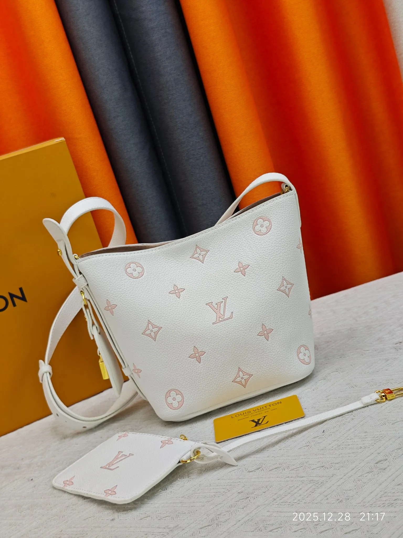 P220 upgraded original M27529 M12925 M12926 M13480 M13044 M14356 M13045 M13089 This All In BB handbag is made of Monogram canvas with shiny metal parts, and the iconic pendant and nameplate highlight the classic style. The adjustable shoulder strap continues the brand's trunk-making heritage, and the leather shoulder strap adds cross-body and shoulder carry options. The foldable design enables the silhouette to be retracted and retracted freely, providing ample space for daily use. 16.0 x 18.0 x 12.0 cm (length x height x width)