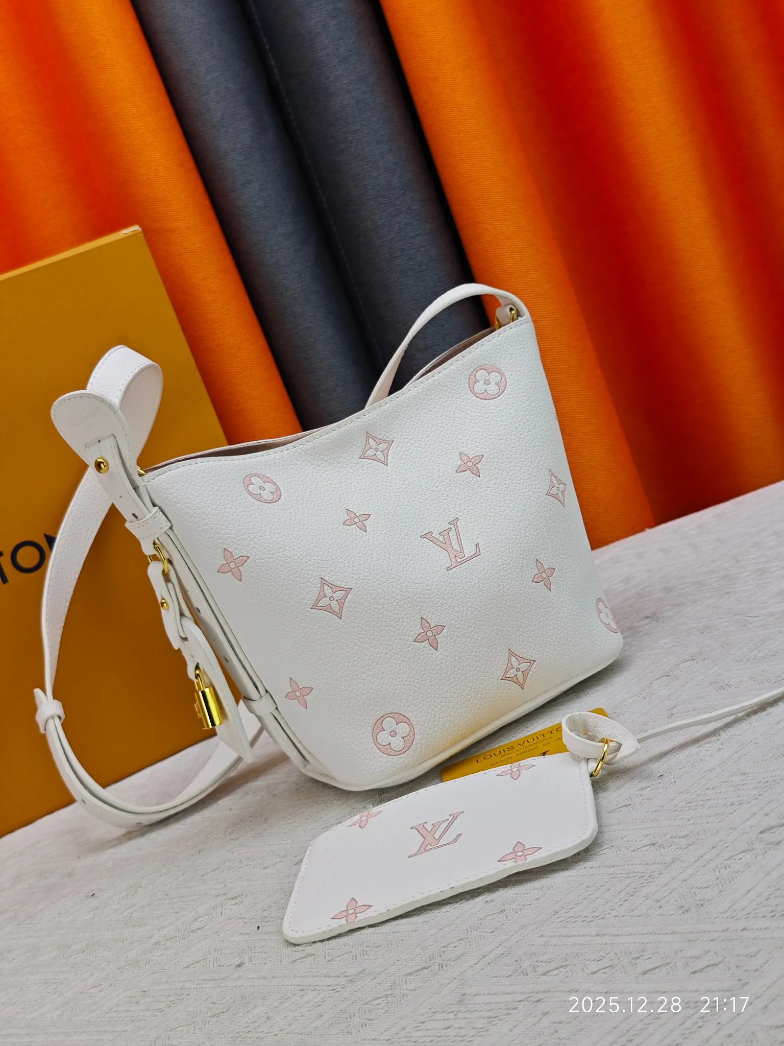 P220 upgraded original M27529 M12925 M12926 M13480 M13044 M14356 M13045 M13089 This All In BB handbag is made of Monogram canvas with shiny metal parts, and the iconic pendant and nameplate highlight the classic style. The adjustable shoulder strap continues the brand's trunk-making heritage, and the leather shoulder strap adds cross-body and shoulder carry options. The foldable design enables the silhouette to be retracted and retracted freely, providing ample space for daily use. 16.0 x 18.0 x 12.0 cm (length x height x width)