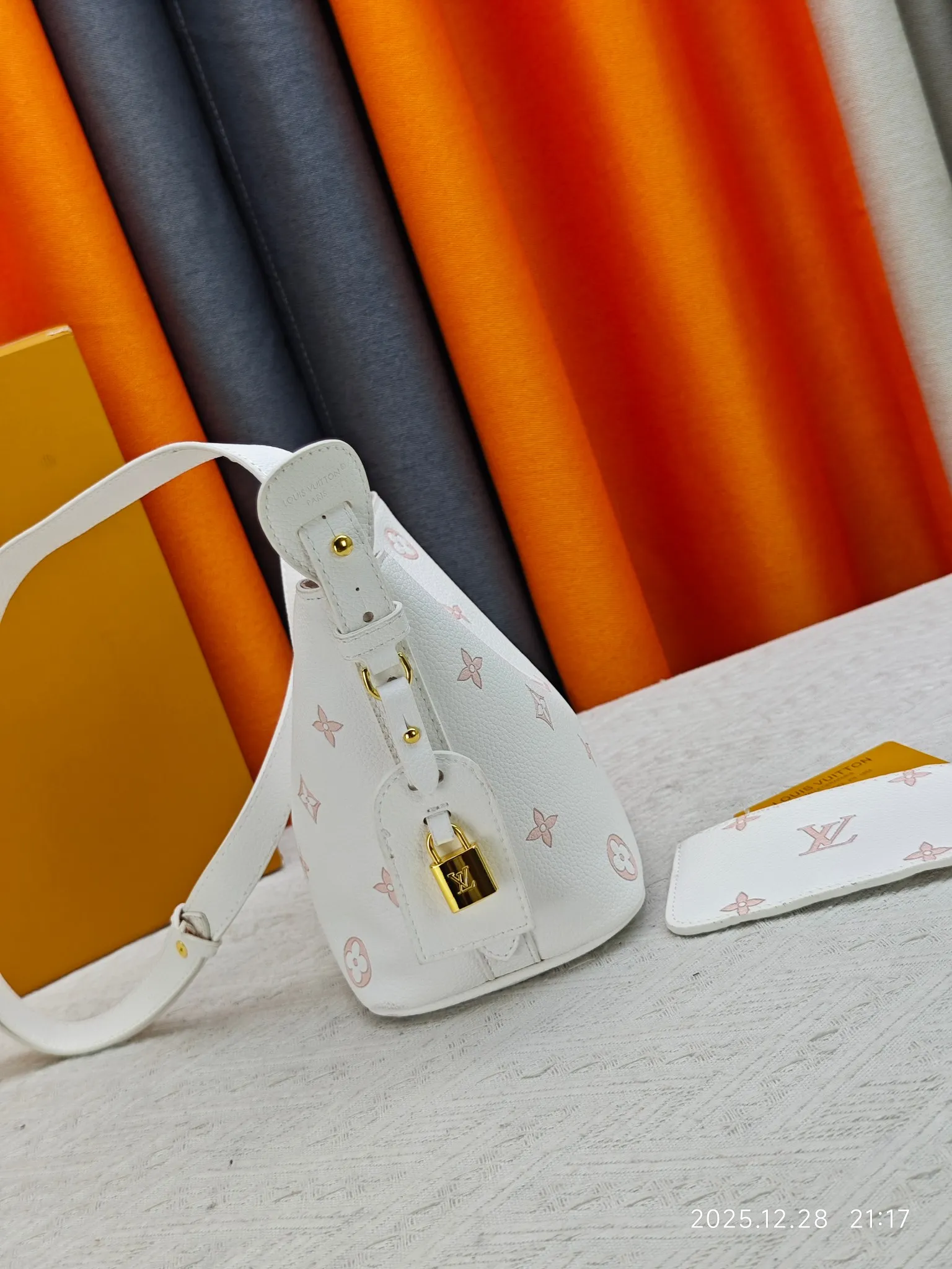 P220 upgraded original M27529 M12925 M12926 M13480 M13044 M14356 M13045 M13089 This All In BB handbag is made of Monogram canvas with shiny metal parts, and the iconic pendant and nameplate highlight the classic style. The adjustable shoulder strap continues the brand's trunk-making heritage, and the leather shoulder strap adds cross-body and shoulder carry options. The foldable design enables the silhouette to be retracted and retracted freely, providing ample space for daily use. 16.0 x 18.0 x 12.0 cm (length x height x width)