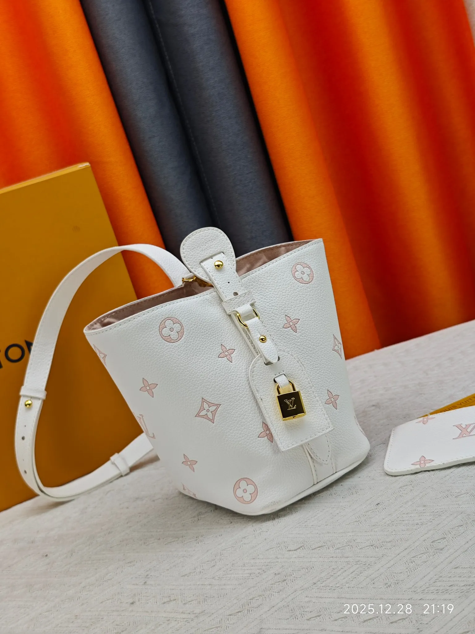 P220 upgraded original M27529 M12925 M12926 M13480 M13044 M14356 M13045 M13089 This All In BB handbag is made of Monogram canvas with shiny metal parts, and the iconic pendant and nameplate highlight the classic style. The adjustable shoulder strap continues the brand's trunk-making heritage, and the leather shoulder strap adds cross-body and shoulder carry options. The foldable design enables the silhouette to be retracted and retracted freely, providing ample space for daily use. 16.0 x 18.0 x 12.0 cm (length x height x width)