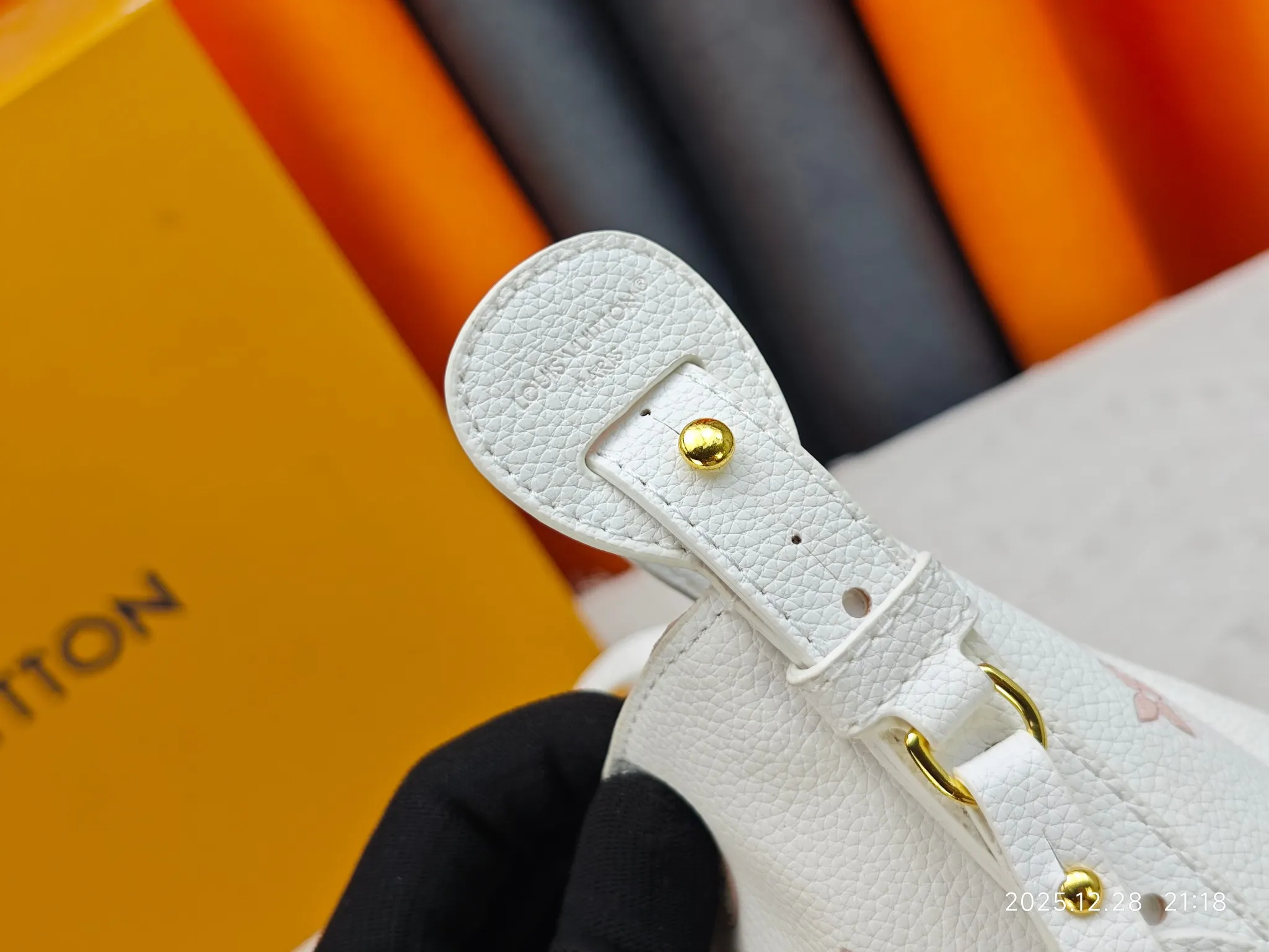 P220 upgraded original M27529 M12925 M12926 M13480 M13044 M14356 M13045 M13089 This All In BB handbag is made of Monogram canvas with shiny metal parts, and the iconic pendant and nameplate highlight the classic style. The adjustable shoulder strap continues the brand's trunk-making heritage, and the leather shoulder strap adds cross-body and shoulder carry options. The foldable design enables the silhouette to be retracted and retracted freely, providing ample space for daily use. 16.0 x 18.0 x 12.0 cm (length x height x width)