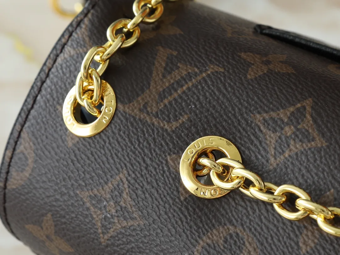 💰260💰Upgraded from the original M46199 M46201 M46200 M46127 M46126 This Marceau chain bag is made of Monogram Empreinte embossed leather, with a plain leather flap and soft leather lining. The signature S-lock clasp and chain add to the elegance, and there's room for a large wallet and iPhone Pro Max. Dimensions:24.5x15x6.5