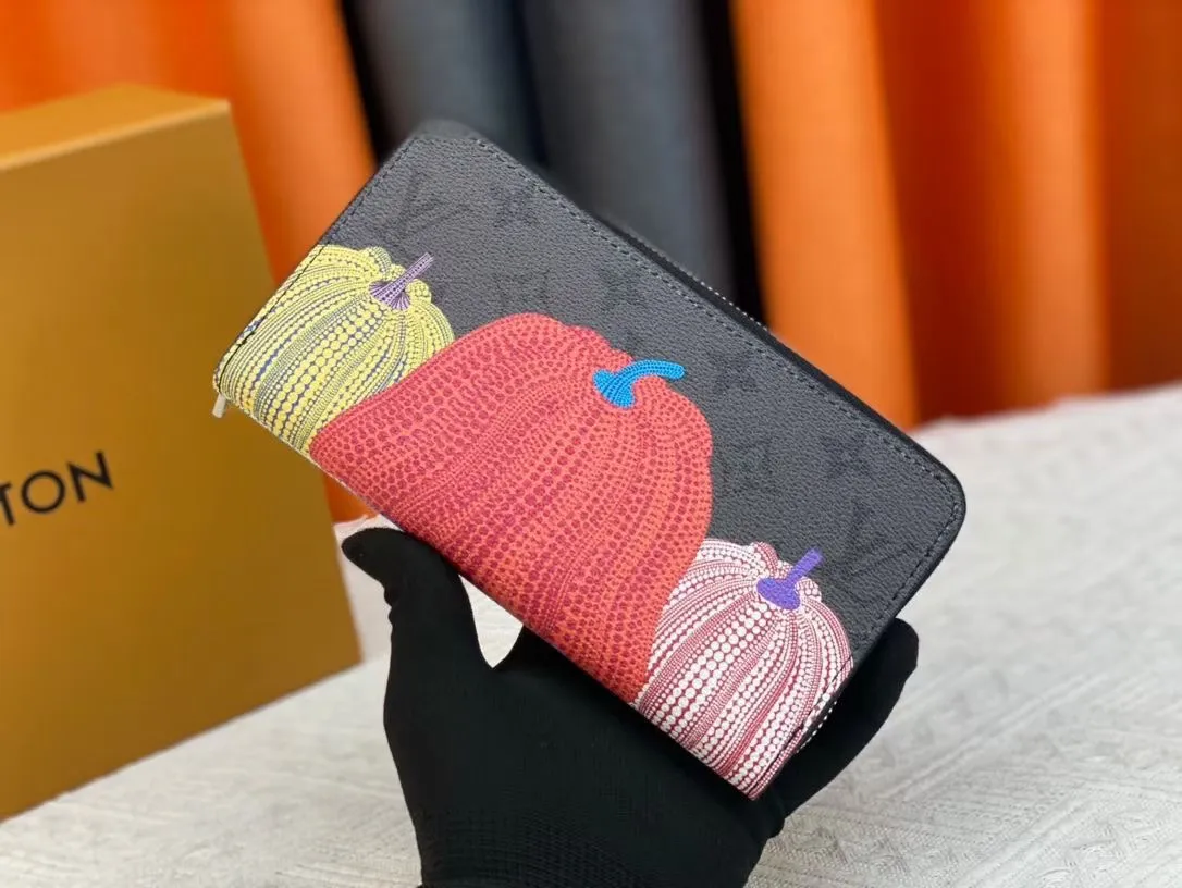 P150💰 M80857M60017 Japan limited wallet "Gibby Wallet", printed with Louis Vuitton's cute mascot "Vivian" illustration on single gram canvas. Brightly colored kites and cute mascots are combined, embellished with tiny single flowers. This is a collectible item that is perfect as a gift for those who love singles. Size: 19x 12.5x 3.0cm, 🎁🎁