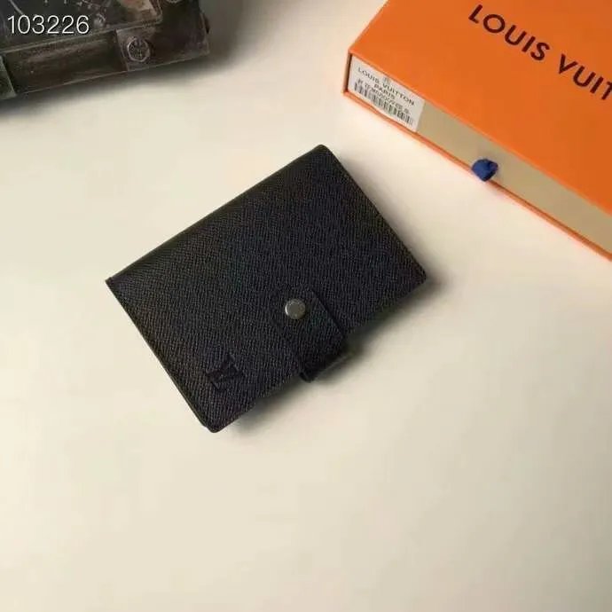 P140 Hot item shipped, model number M20005. This small notepad cover is made of Monogram canvas. It can hold three credit cards and can also be used as an address book, notebook or calendar. 10/12 cm (Length x Height) - Epi leather embossed with delicate LV initials and lined with interwoven textured leather - Button closure - Six-ring binder with three rings in sets, six credit card slots and two internal compartments - Notepad insert available separately