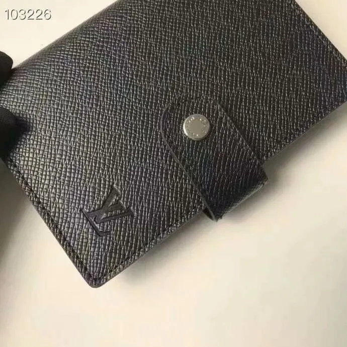 P140 Hot item shipped, model number M20005. This small notepad cover is made of Monogram canvas. It can hold three credit cards and can also be used as an address book, notebook or calendar. 10/12 cm (Length x Height) - Epi leather embossed with delicate LV initials and lined with interwoven textured leather - Button closure - Six-ring binder with three rings in sets, six credit card slots and two internal compartments - Notepad insert available separately