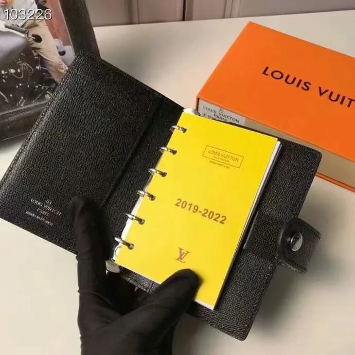 P140 Hot item shipped, model number M20005. This small notepad cover is made of Monogram canvas. It can hold three credit cards and can also be used as an address book, notebook or calendar. 10/12 cm (Length x Height) - Epi leather embossed with delicate LV initials and lined with interwoven textured leather - Button closure - Six-ring binder with three rings in sets, six credit card slots and two internal compartments - Notepad insert available separately