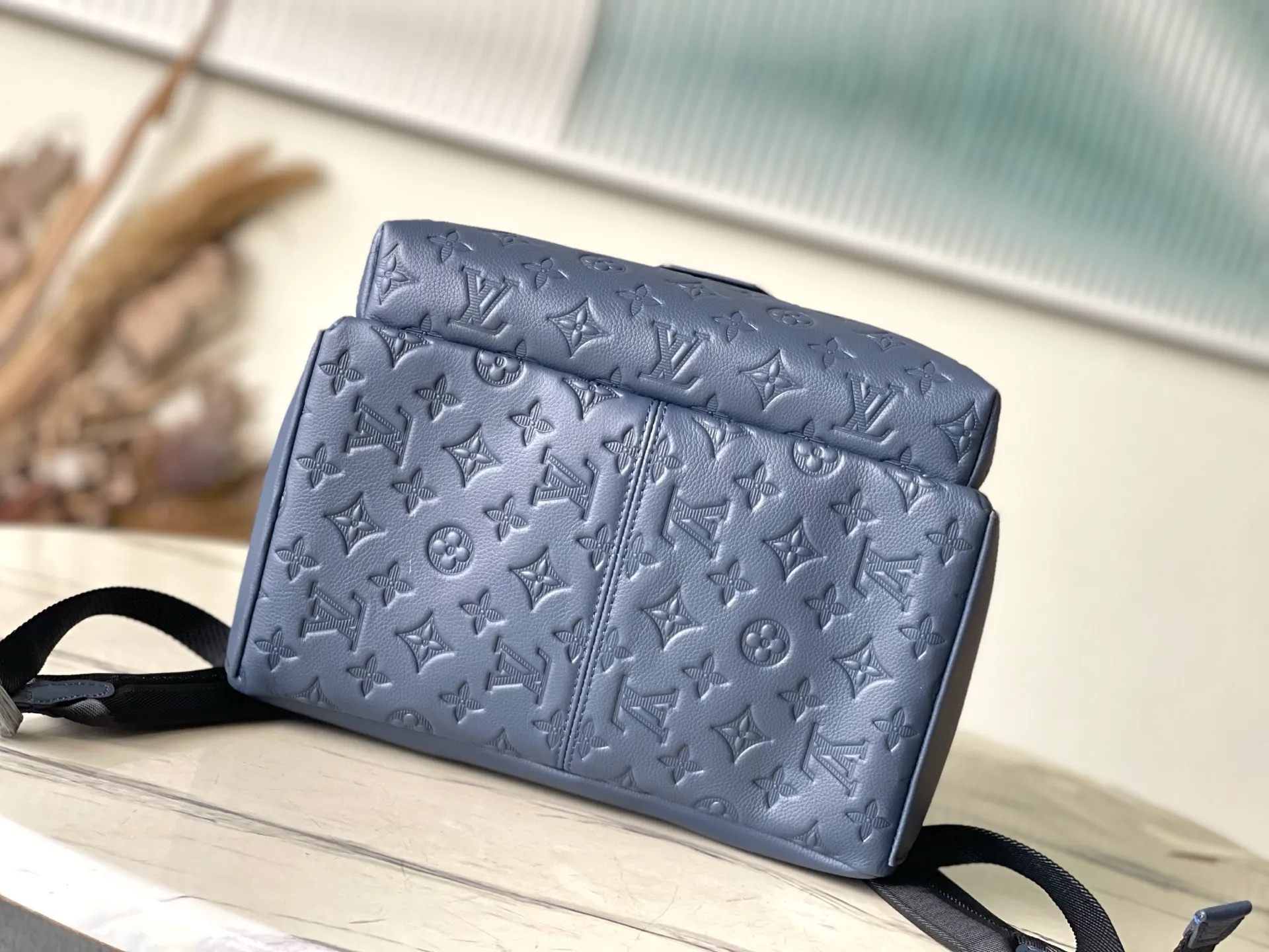 💰1140 (Blue) Top-Grade Leather Top Original M14884 Full Leather This Discovery backpack is made of Monogram embossed cow leather to create a soft and close-fitting structure, supplemented by the calm atmosphere of metal parts. The outer bag makes it easy to access and store accompanying items, while the inner bag allows for orderly storage. Dimensions: 29 x 38 x 20 cm