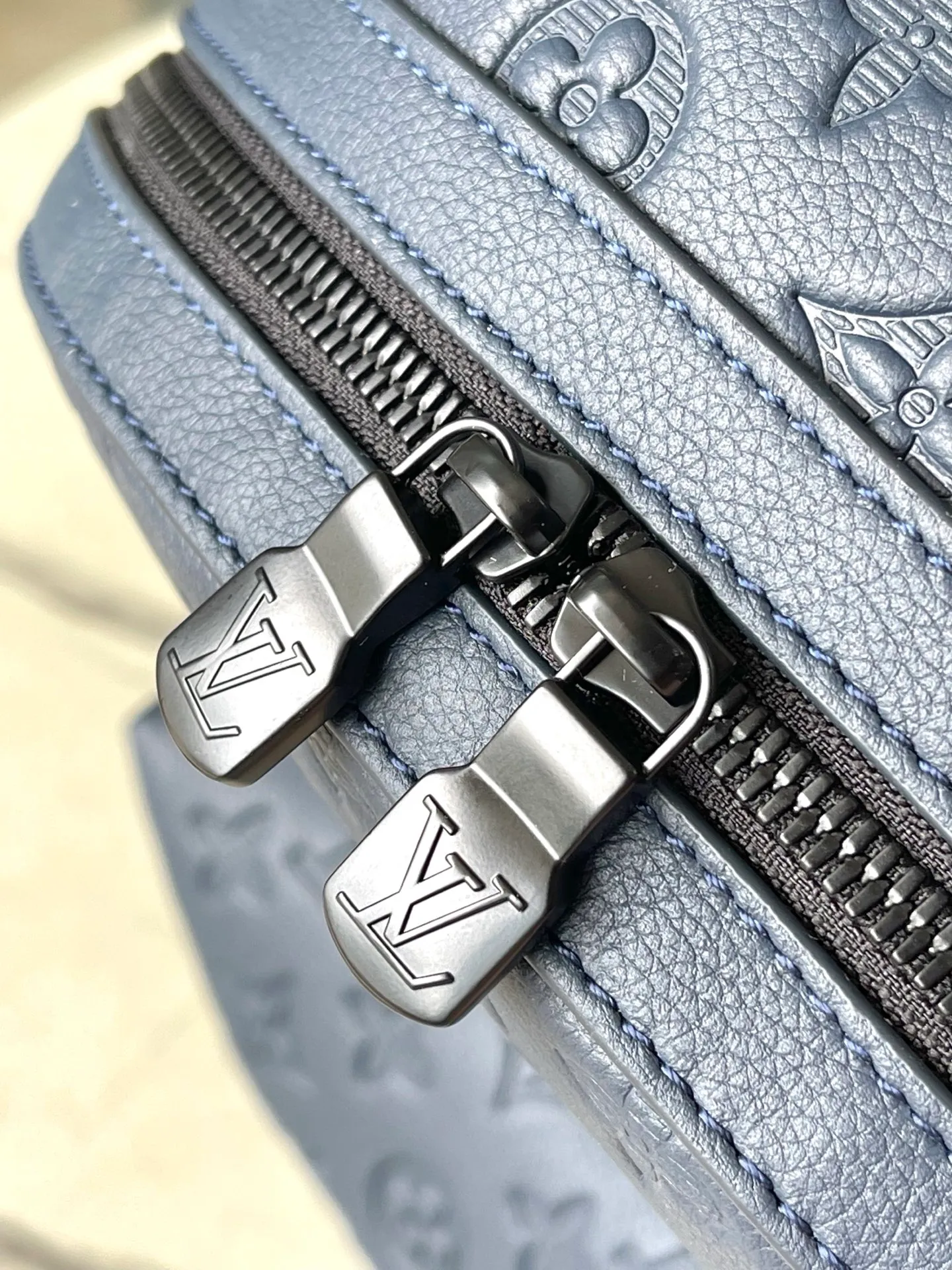 💰1140 (Blue) Top-Grade Leather Top Original M14884 Full Leather This Discovery backpack is made of Monogram embossed cow leather to create a soft and close-fitting structure, supplemented by the calm atmosphere of metal parts. The outer bag makes it easy to access and store accompanying items, while the inner bag allows for orderly storage. Dimensions: 29 x 38 x 20 cm