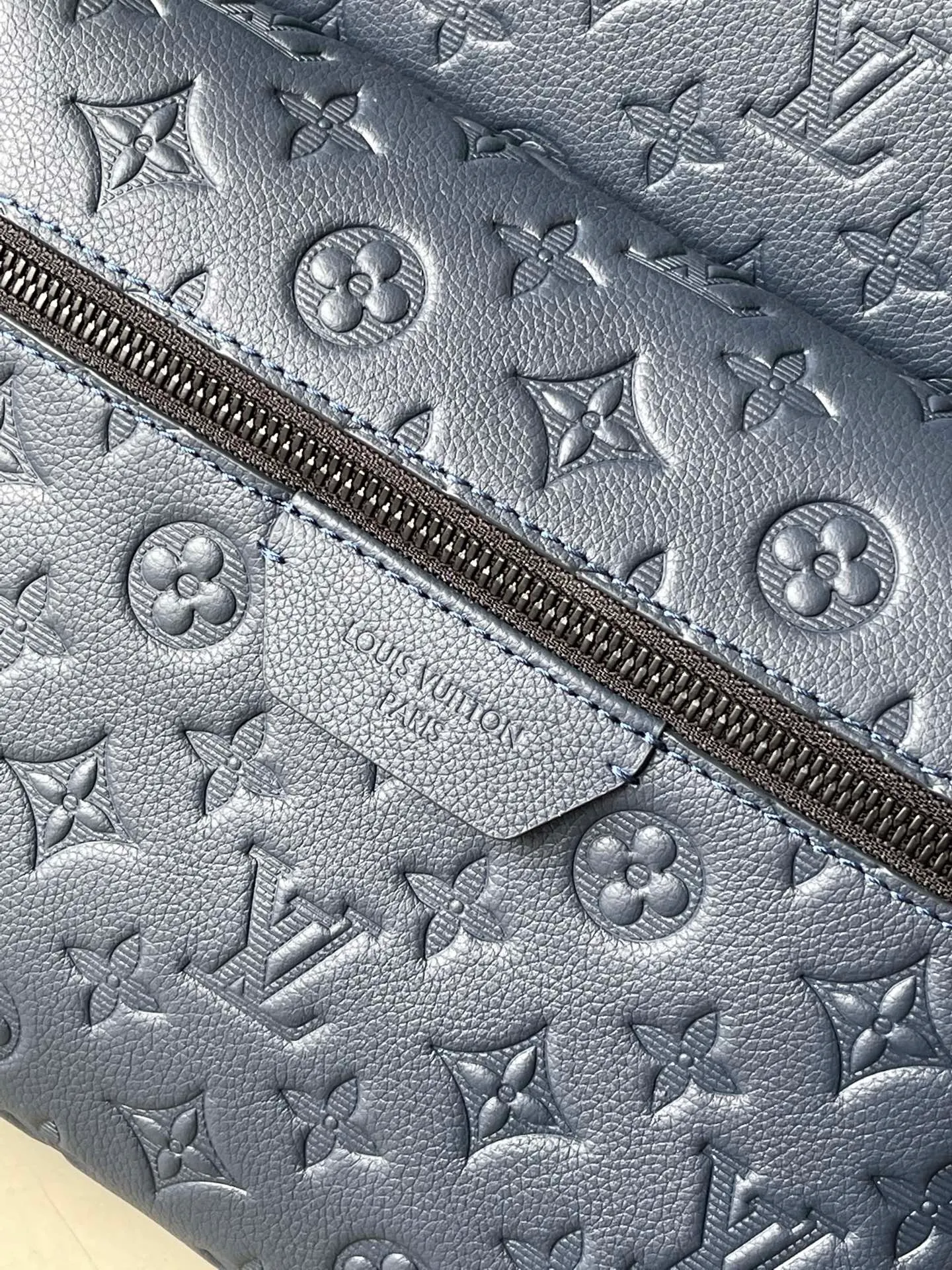 💰1140 (Blue) Top-Grade Leather Top Original M14884 Full Leather This Discovery backpack is made of Monogram embossed cow leather to create a soft and close-fitting structure, supplemented by the calm atmosphere of metal parts. The outer bag makes it easy to access and store accompanying items, while the inner bag allows for orderly storage. Dimensions: 29 x 38 x 20 cm