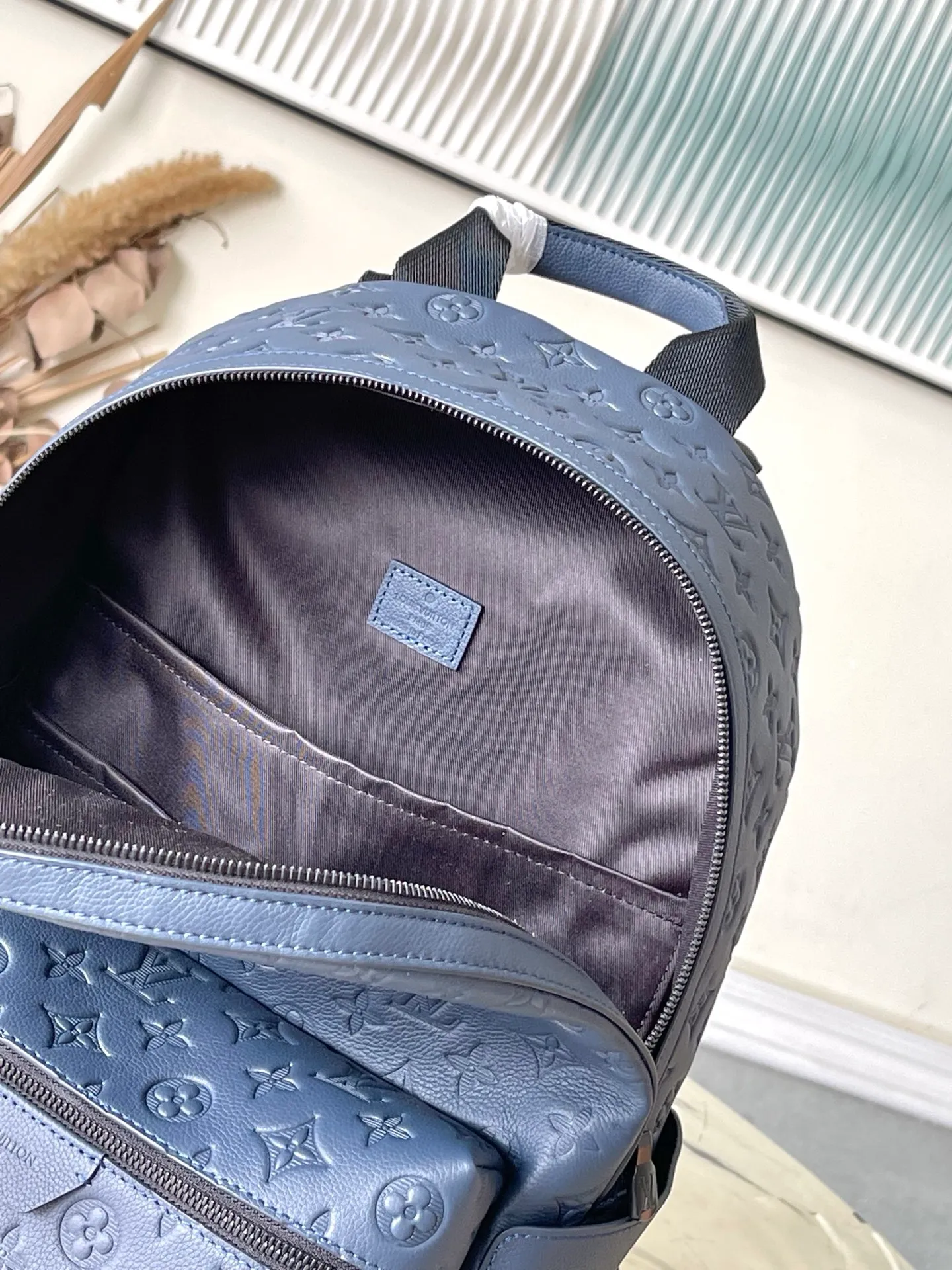 💰1140 (Blue) Top-Grade Leather Top Original M14884 Full Leather This Discovery backpack is made of Monogram embossed cow leather to create a soft and close-fitting structure, supplemented by the calm atmosphere of metal parts. The outer bag makes it easy to access and store accompanying items, while the inner bag allows for orderly storage. Dimensions: 29 x 38 x 20 cm