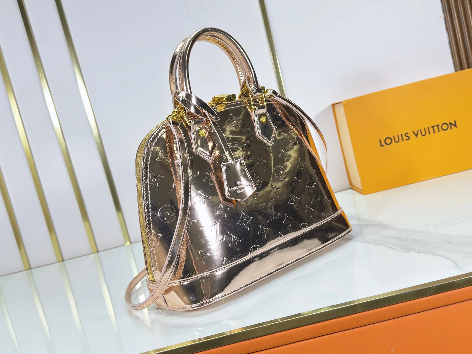 P260 upgraded original M26335 M53152 M53151 This large Alma handbag highlights the style of the LV Ski series with this season's technical details. The Monogram Miroir weather-resistant canvas surface is dip-dyed in Silver tones and paired with matching hardware for a dazzling look. Inject retro-futuristic style into any outfit. An LV logo padlock and removable shoulder strap complete the look. Dimensions: 32.0 x 24.0 x 15.0 (cm) ((length x height x width)