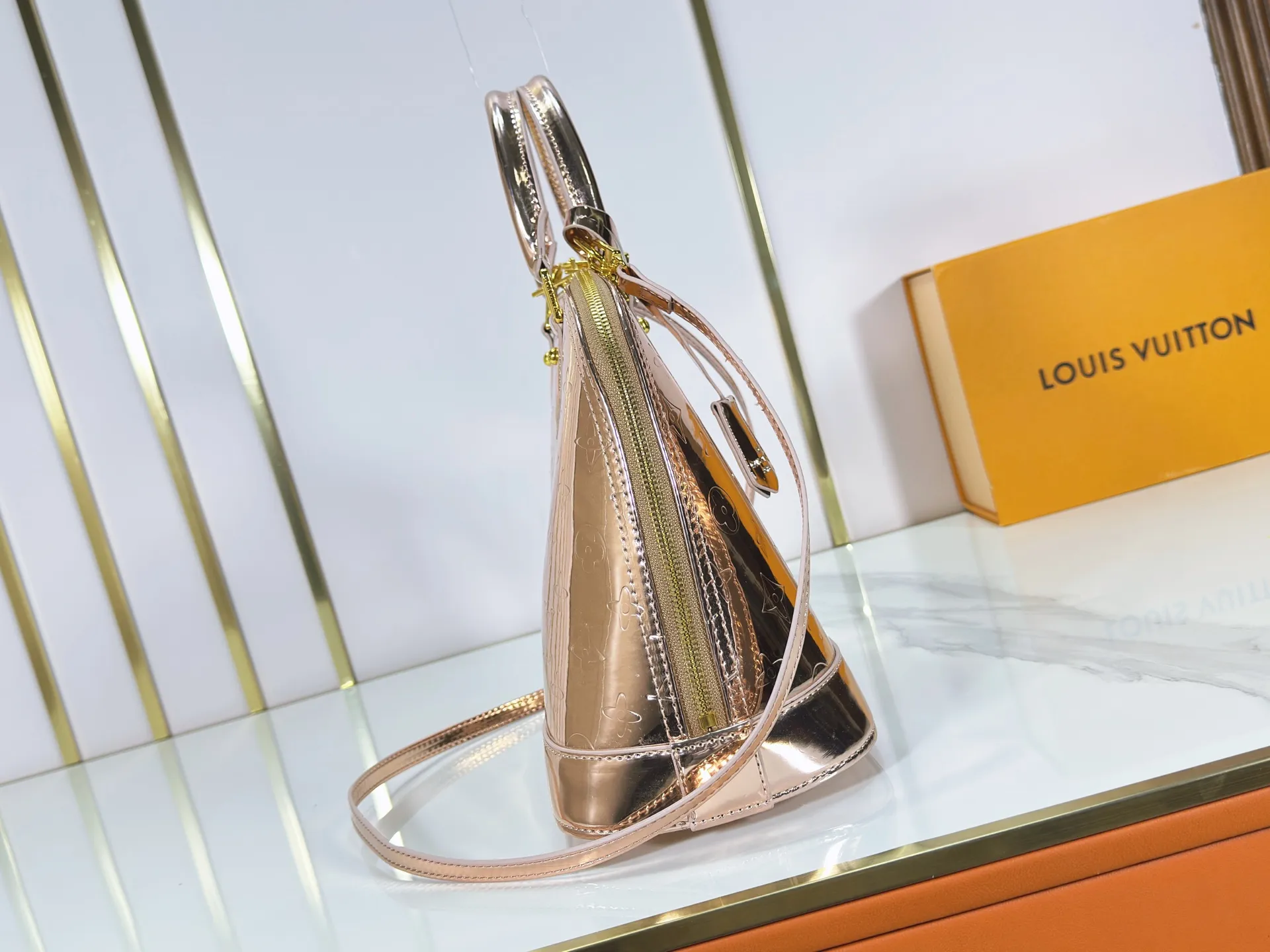 P260 upgraded original M26335 M53152 M53151 This large Alma handbag highlights the style of the LV Ski series with this season's technical details. The Monogram Miroir weather-resistant canvas surface is dip-dyed in Silver tones and paired with matching hardware for a dazzling look. Inject retro-futuristic style into any outfit. An LV logo padlock and removable shoulder strap complete the look. Dimensions: 32.0 x 24.0 x 15.0 (cm) ((length x height x width)