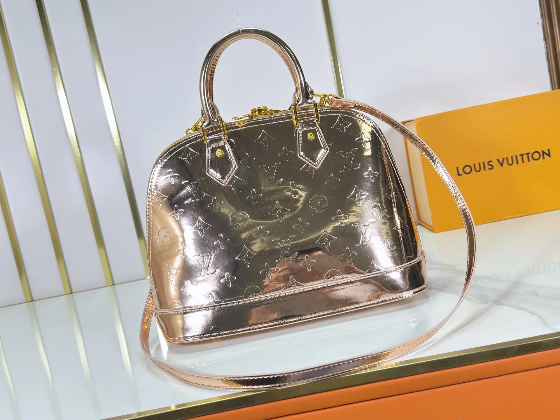 P260 upgraded original M26335 M53152 M53151 This large Alma handbag highlights the style of the LV Ski series with this season's technical details. The Monogram Miroir weather-resistant canvas surface is dip-dyed in Silver tones and paired with matching hardware for a dazzling look. Inject retro-futuristic style into any outfit. An LV logo padlock and removable shoulder strap complete the look. Dimensions: 32.0 x 24.0 x 15.0 (cm) ((length x height x width)