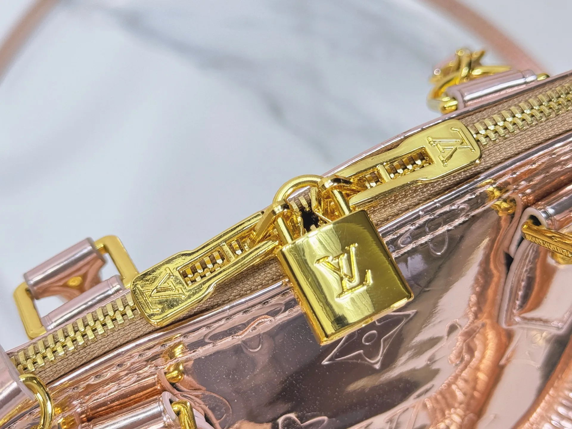 P260 upgraded original M26335 M53152 M53151 This large Alma handbag highlights the style of the LV Ski series with this season's technical details. The Monogram Miroir weather-resistant canvas surface is dip-dyed in Silver tones and paired with matching hardware for a dazzling look. Inject retro-futuristic style into any outfit. An LV logo padlock and removable shoulder strap complete the look. Dimensions: 32.0 x 24.0 x 15.0 (cm) ((length x height x width)