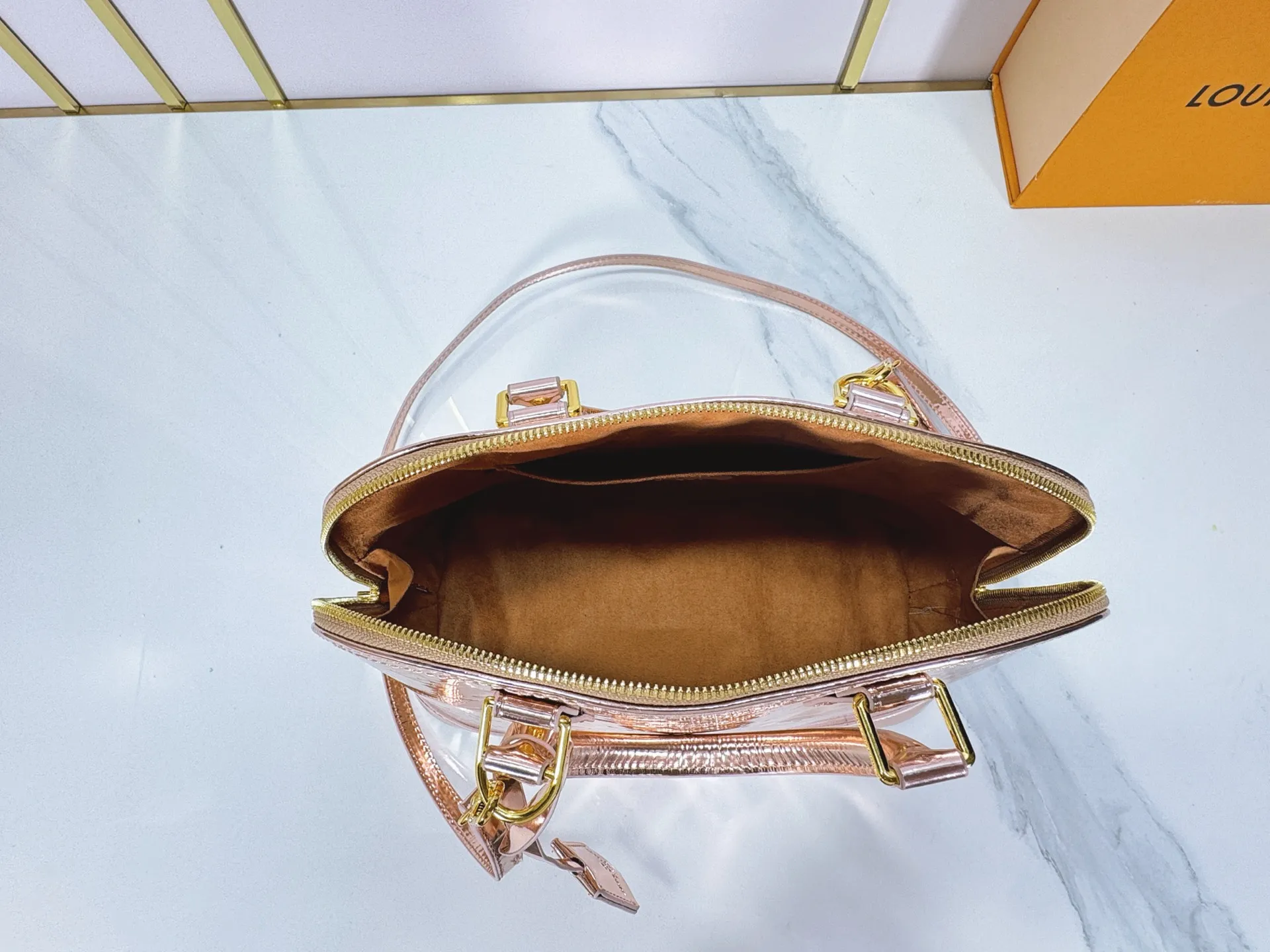 P260 upgraded original M26335 M53152 M53151 This large Alma handbag highlights the style of the LV Ski series with this season's technical details. The Monogram Miroir weather-resistant canvas surface is dip-dyed in Silver tones and paired with matching hardware for a dazzling look. Inject retro-futuristic style into any outfit. An LV logo padlock and removable shoulder strap complete the look. Dimensions: 32.0 x 24.0 x 15.0 (cm) ((length x height x width)