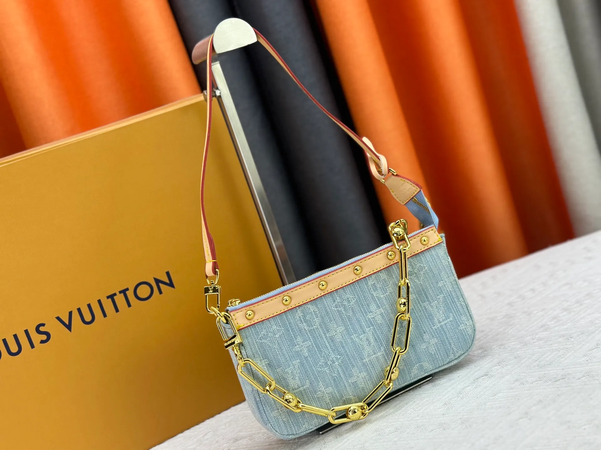 P230 M13404 Denim Denim This Pochette Accessoires handbag is made of coated canvas and uses colorful Monogram patterns to interpret the smart style of the Louis Vuitton x Murakami cross-border collaboration series. Calf leather trim and dazzling hardware add to the sophisticated details, while the detachable shoulder strap and chain provide flexible carry. Size: 22x13x4cm