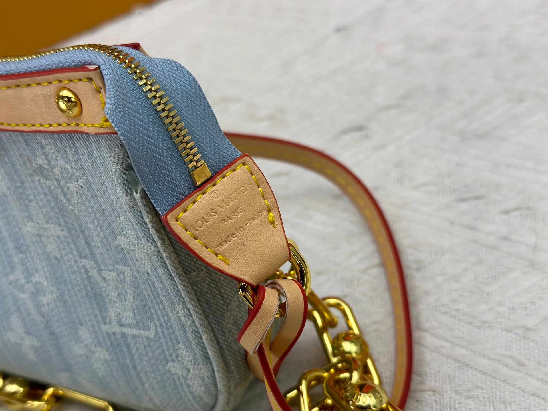 P230 M13404 Denim Denim This Pochette Accessoires handbag is made of coated canvas and uses colorful Monogram patterns to interpret the smart style of the Louis Vuitton x Murakami cross-border collaboration series. Calf leather trim and dazzling hardware add to the sophisticated details, while the detachable shoulder strap and chain provide flexible carry. Size: 22x13x4cm
