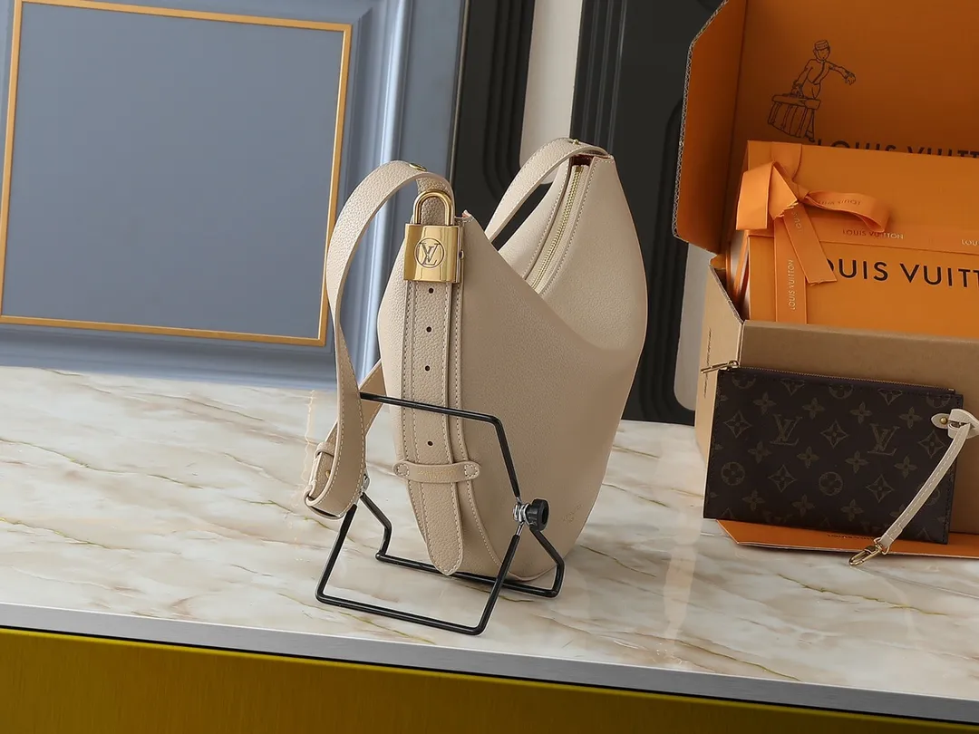 💰280💰Upgraded from the original M14417 M14642 M14635 Louis Vuitton launches the Low Key Cookie medium handbag, highlighting the brand's heritage and exquisite craftsmanship with its elegant design. The soft cow leather will develop a unique color over time, and the distressed metal padlock and removable Monogram storage bag are rich details, allowing you to switch to multiple carrying methods at will. Dimensions: 32.0 x 26.0 x 5.0 cm (length x height x width)