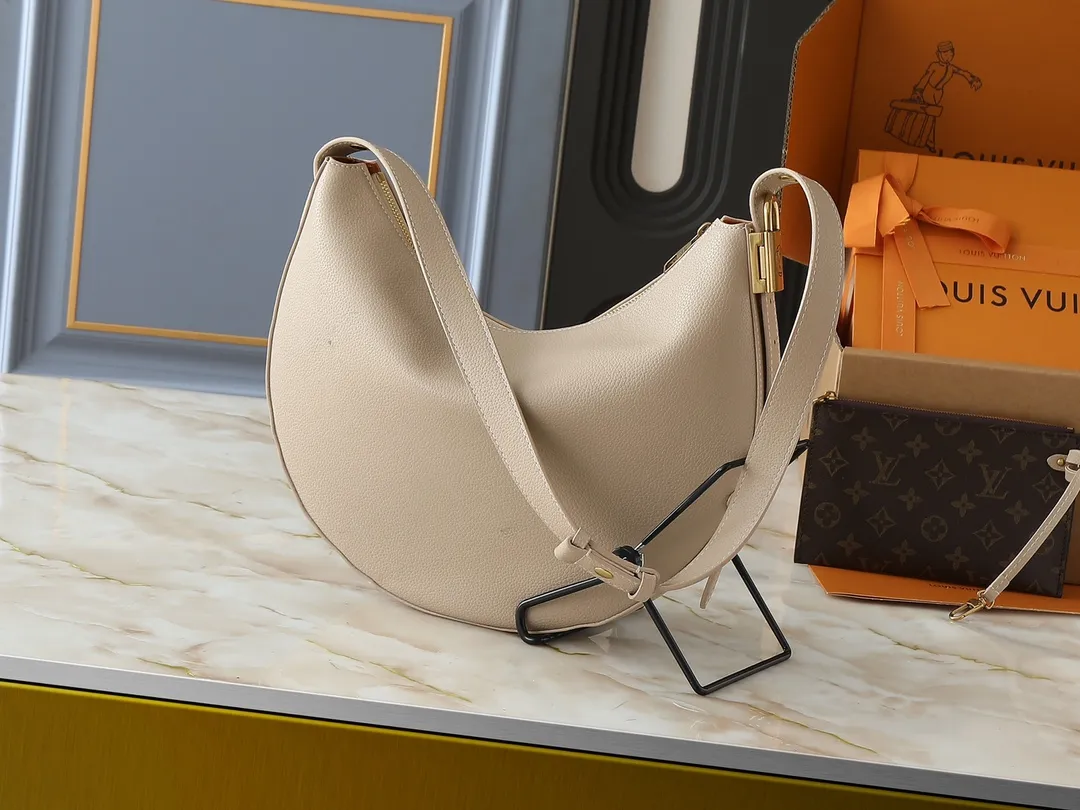 💰280💰Upgraded from the original M14417 M14642 M14635 Louis Vuitton launches the Low Key Cookie medium handbag, highlighting the brand's heritage and exquisite craftsmanship with its elegant design. The soft cow leather will develop a unique color over time, and the distressed metal padlock and removable Monogram storage bag are rich details, allowing you to switch to multiple carrying methods at will. Dimensions: 32.0 x 26.0 x 5.0 cm (length x height x width)