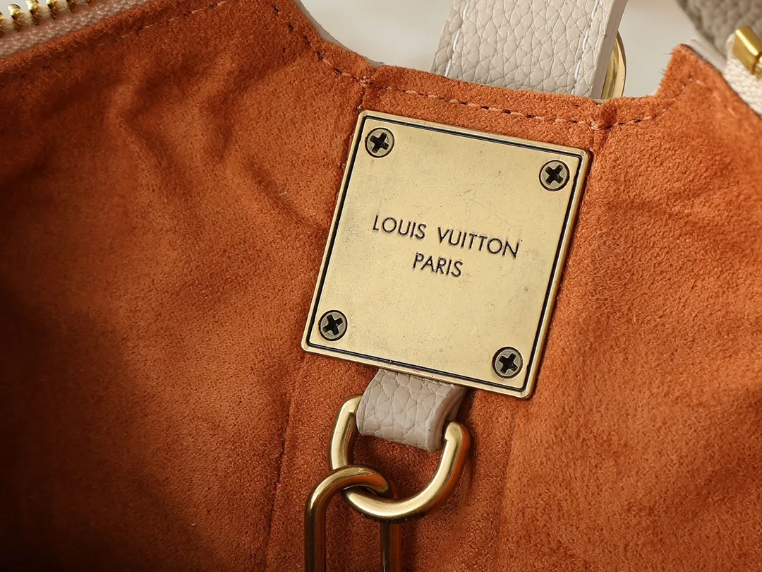 💰280💰Upgraded from the original M14417 M14642 M14635 Louis Vuitton launches the Low Key Cookie medium handbag, highlighting the brand's heritage and exquisite craftsmanship with its elegant design. The soft cow leather will develop a unique color over time, and the distressed metal padlock and removable Monogram storage bag are rich details, allowing you to switch to multiple carrying methods at will. Dimensions: 32.0 x 26.0 x 5.0 cm (length x height x width)