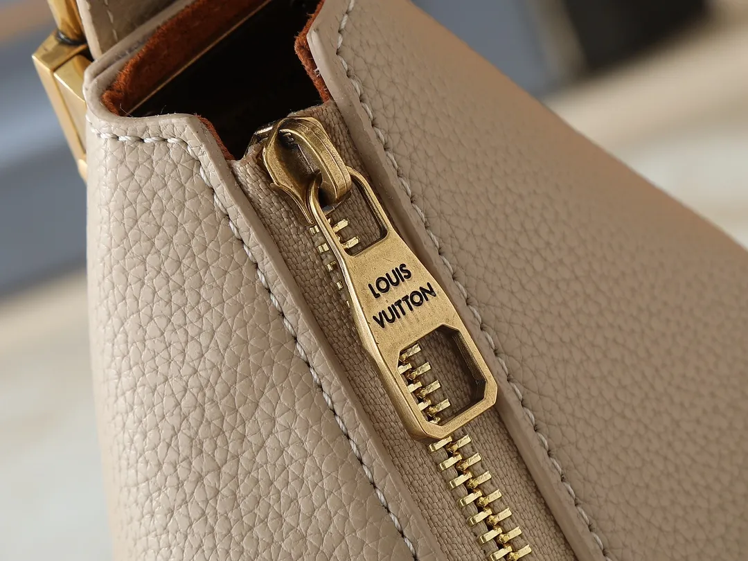 💰280💰Upgraded from the original M14417 M14642 M14635 Louis Vuitton launches the Low Key Cookie medium handbag, highlighting the brand's heritage and exquisite craftsmanship with its elegant design. The soft cow leather will develop a unique color over time, and the distressed metal padlock and removable Monogram storage bag are rich details, allowing you to switch to multiple carrying methods at will. Dimensions: 32.0 x 26.0 x 5.0 cm (length x height x width)
