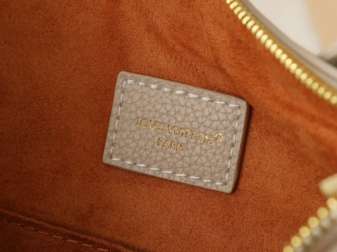 💰280💰Upgraded from the original M14417 M14642 M14635 Louis Vuitton launches the Low Key Cookie medium handbag, highlighting the brand's heritage and exquisite craftsmanship with its elegant design. The soft cow leather will develop a unique color over time, and the distressed metal padlock and removable Monogram storage bag are rich details, allowing you to switch to multiple carrying methods at will. Dimensions: 32.0 x 26.0 x 5.0 cm (length x height x width)