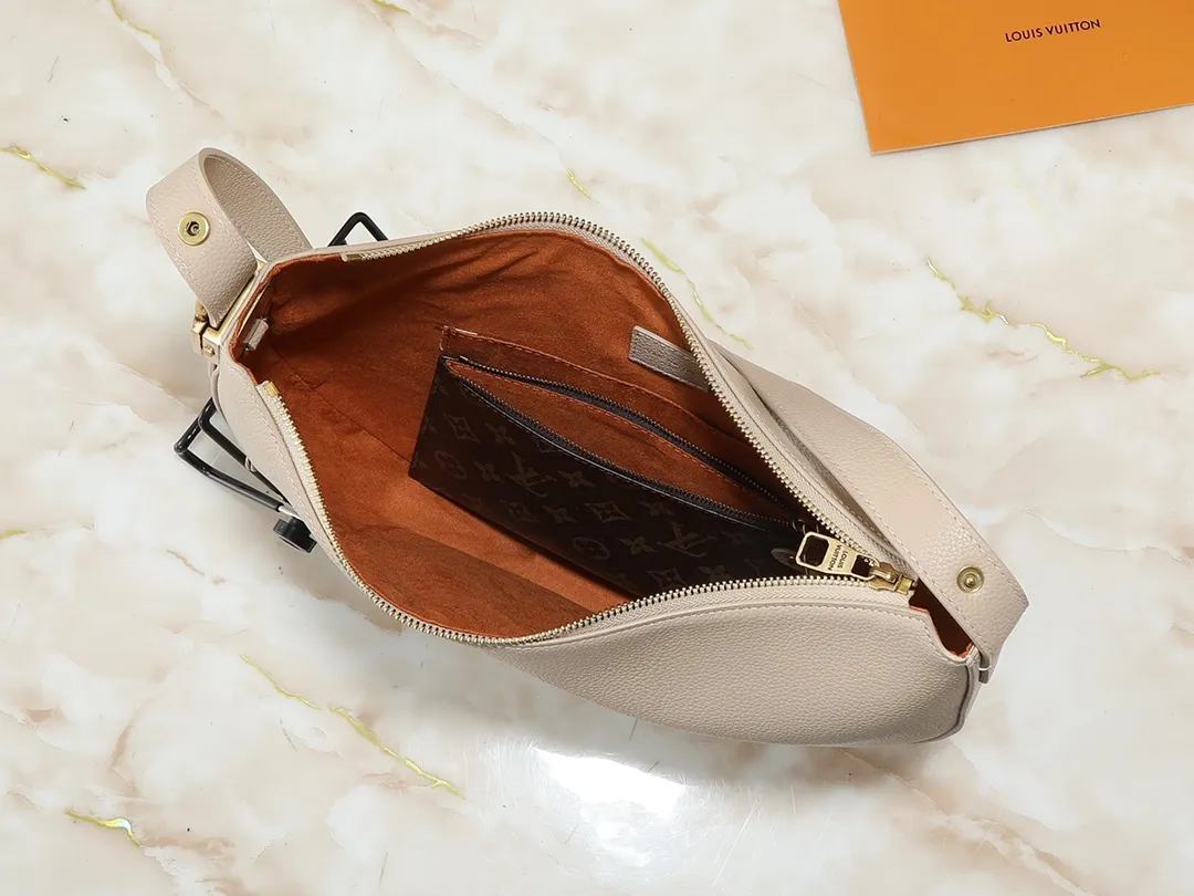 💰280💰Upgraded from the original M14417 M14642 M14635 Louis Vuitton launches the Low Key Cookie medium handbag, highlighting the brand's heritage and exquisite craftsmanship with its elegant design. The soft cow leather will develop a unique color over time, and the distressed metal padlock and removable Monogram storage bag are rich details, allowing you to switch to multiple carrying methods at will. Dimensions: 32.0 x 26.0 x 5.0 cm (length x height x width)