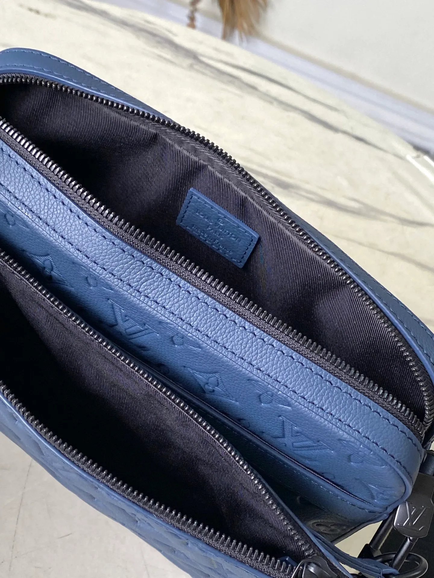 💰1060 (top layer leather) top quality original M14785 This Trio messenger bag is made of soft Monogram Shadow embossed cow leather, and is dipped in vibrant colors with the modern Monogram embossed pattern. The form-fitting construction incorporates main pockets and a detachable zipped front pocket, and the shoulder strap features a detachable coin purse. Dimensions: 25 × 18.5 × 7 cm