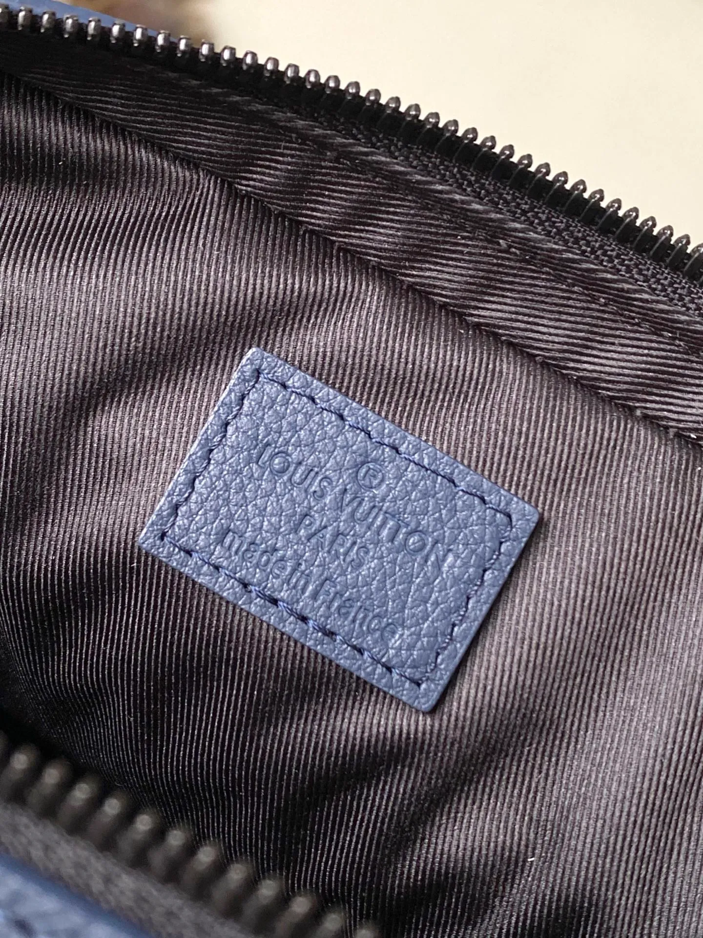 💰1060 (top layer leather) top quality original M14785 This Trio messenger bag is made of soft Monogram Shadow embossed cow leather, and is dipped in vibrant colors with the modern Monogram embossed pattern. The form-fitting construction incorporates main pockets and a detachable zipped front pocket, and the shoulder strap features a detachable coin purse. Dimensions: 25 × 18.5 × 7 cm