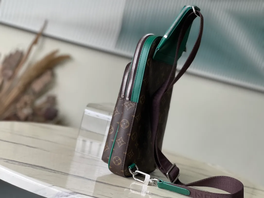 💰860 Top Original M12734 This Avenue shoulder bag is from the LV Colomania series. It cleverly combines the Monogram Macassar coated canvas body with the cow leather top, creating a modern alternative to traditional backpacks. The fabric lining is lined with stripes, echoing the interior elements of the brand's classic hard cases. Dimensions: 20 × 31 × 7 cm