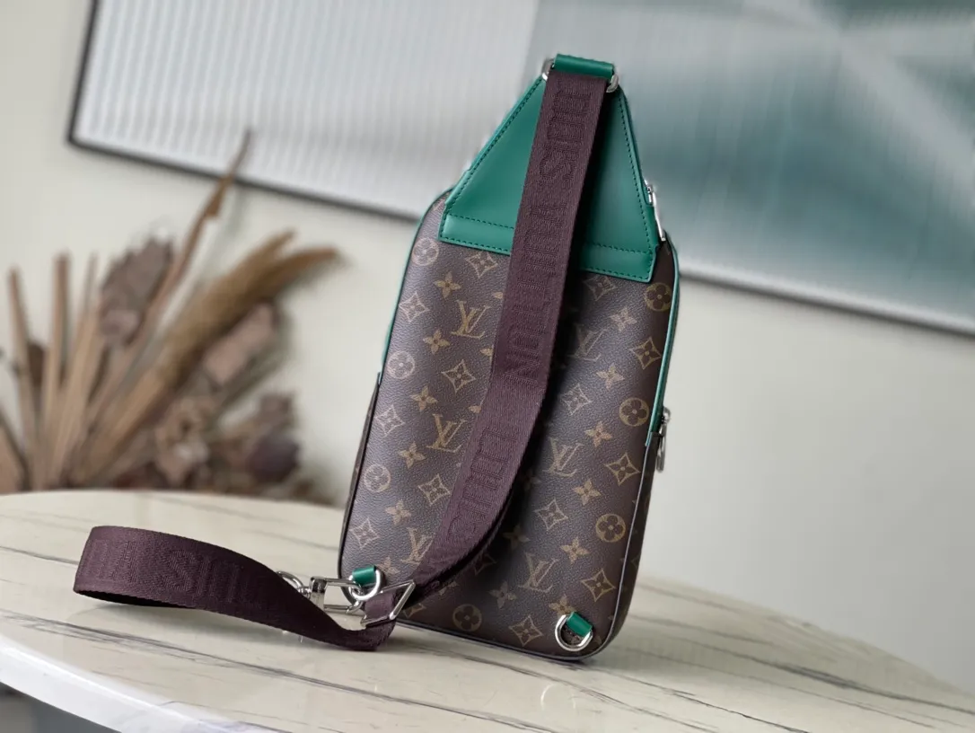 💰860 Top Original M12734 This Avenue shoulder bag is from the LV Colomania series. It cleverly combines the Monogram Macassar coated canvas body with the cow leather top, creating a modern alternative to traditional backpacks. The fabric lining is lined with stripes, echoing the interior elements of the brand's classic hard cases. Dimensions: 20 × 31 × 7 cm