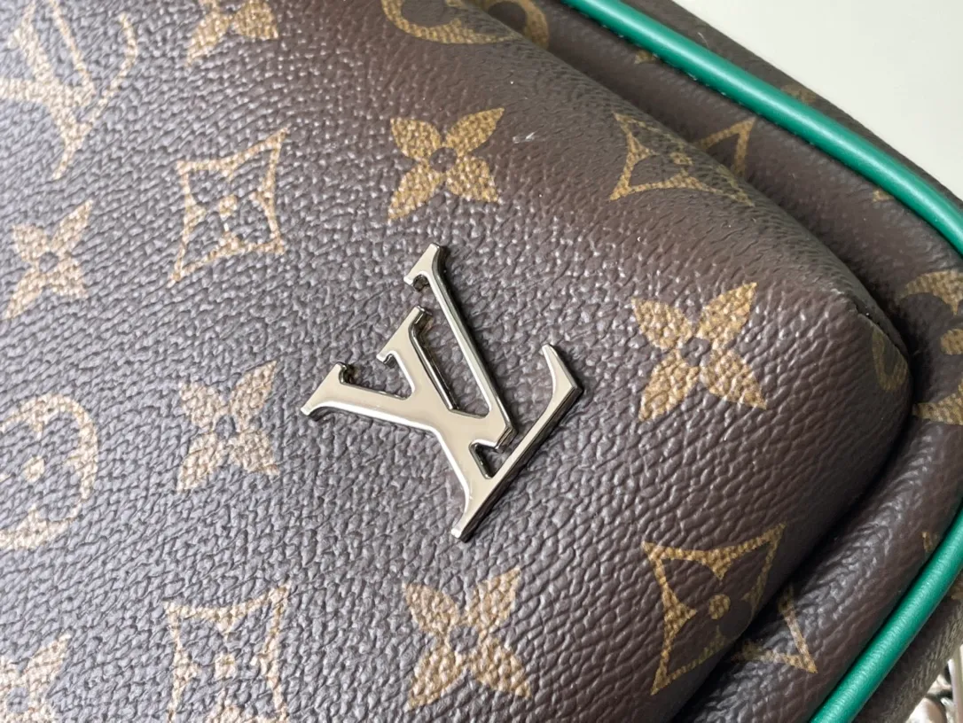 💰860 Top Original M12734 This Avenue shoulder bag is from the LV Colomania series. It cleverly combines the Monogram Macassar coated canvas body with the cow leather top, creating a modern alternative to traditional backpacks. The fabric lining is lined with stripes, echoing the interior elements of the brand's classic hard cases. Dimensions: 20 × 31 × 7 cm