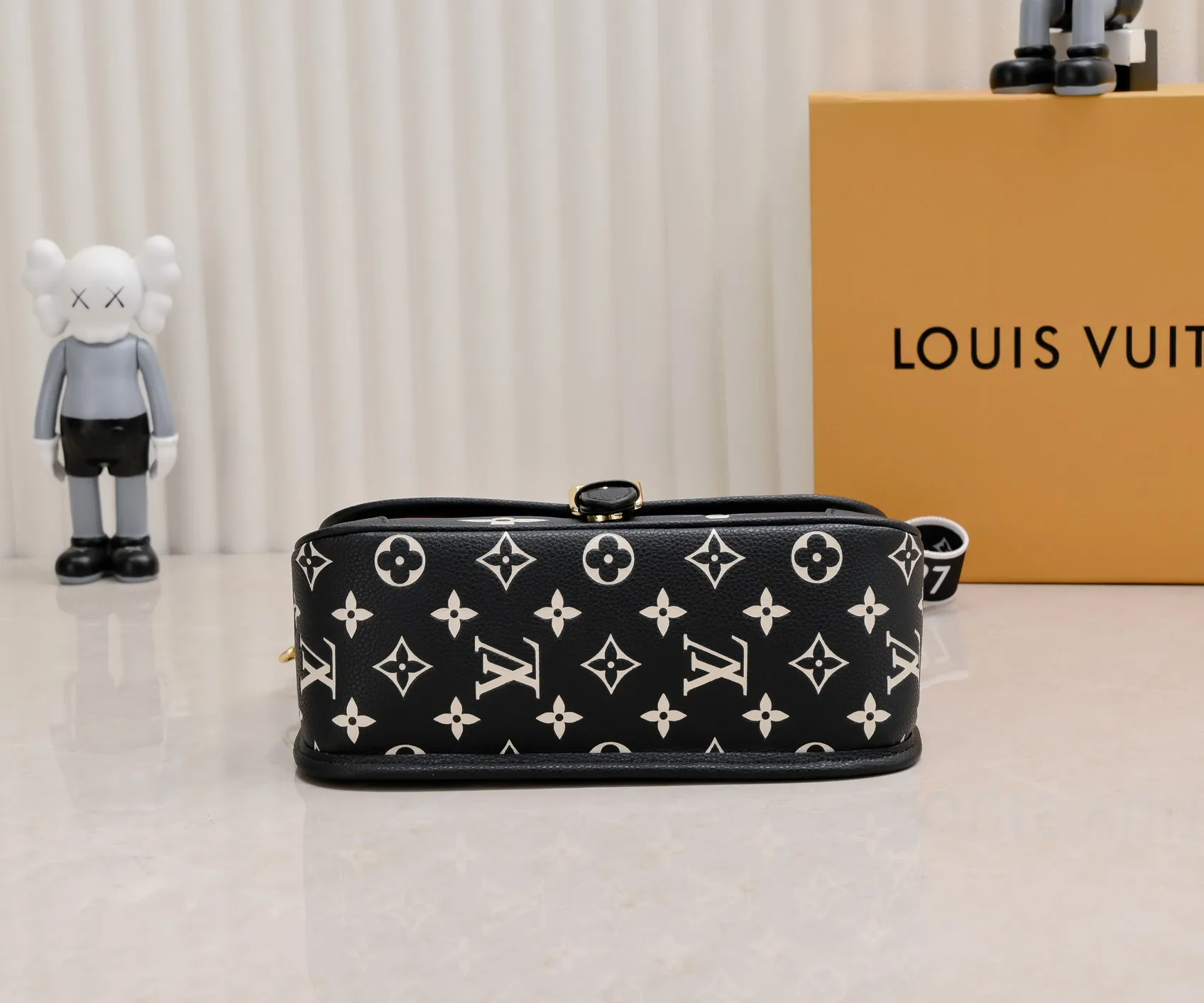 ¥340💰 Exclusive real shot-upgraded version ‼ ️M46386 black M46388 white M45985 full leather baguette series new Diane handbag Diane satchel is made of Monogram Empreinte, made of the brand's iconic embossed leather. This versatile bag comes with a removable leather shoulder strap that can be worn over the shoulder or by hand, as well as a roomy removable jacquard crossbody bag with 'Louis Vuitton' printed strap. This versatile bag can be styled in chic or sporty fashion to match the overall style or mood. Dimensions: 25.0×9.0×15.0 cm.