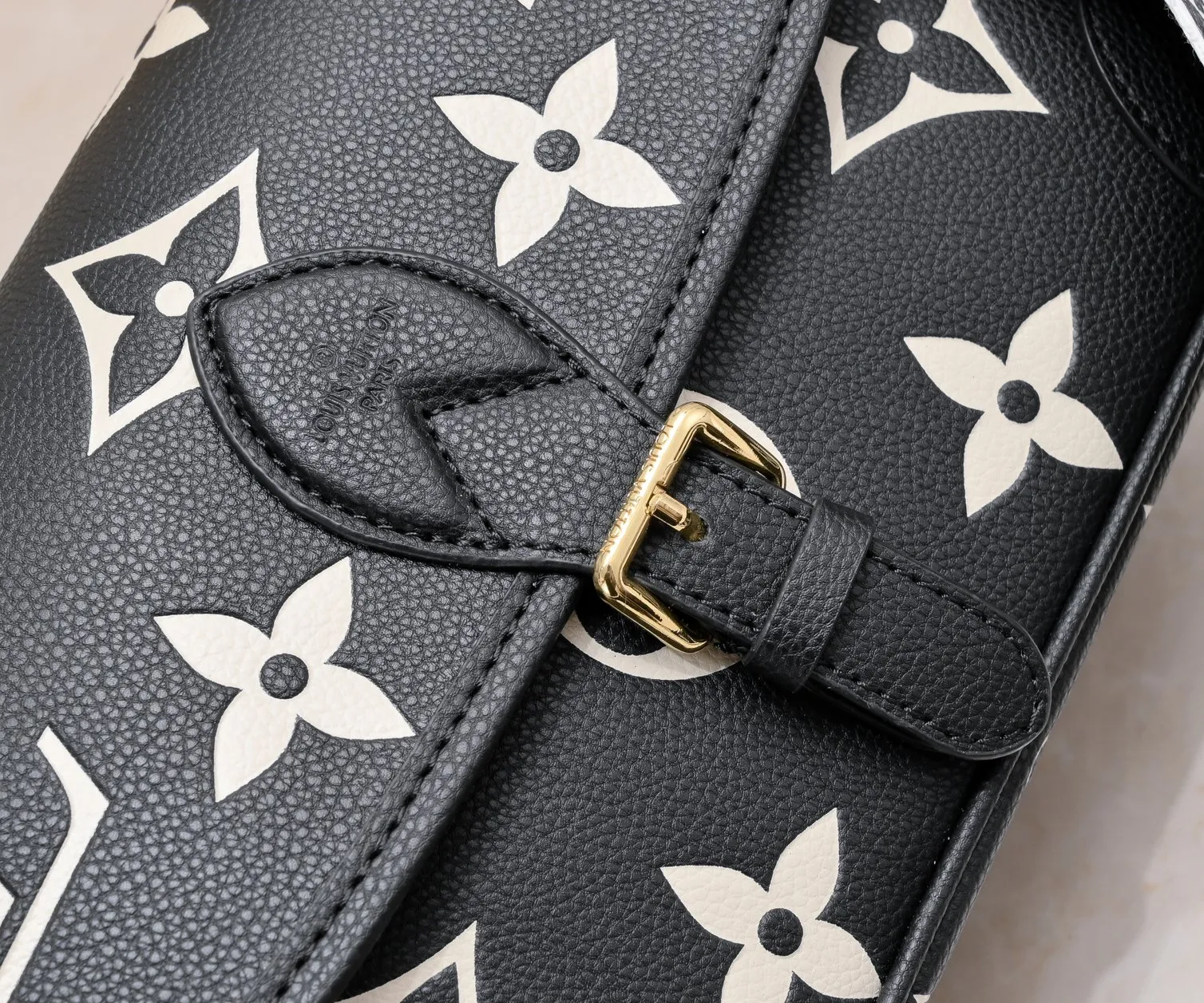 ¥340💰 Exclusive real shot-upgraded version ‼ ️M46386 black M46388 white M45985 full leather baguette series new Diane handbag Diane satchel is made of Monogram Empreinte, made of the brand's iconic embossed leather. This versatile bag comes with a removable leather shoulder strap that can be worn over the shoulder or by hand, as well as a roomy removable jacquard crossbody bag with 'Louis Vuitton' printed strap. This versatile bag can be styled in chic or sporty fashion to match the overall style or mood. Dimensions: 25.0×9.0×15.0 cm.