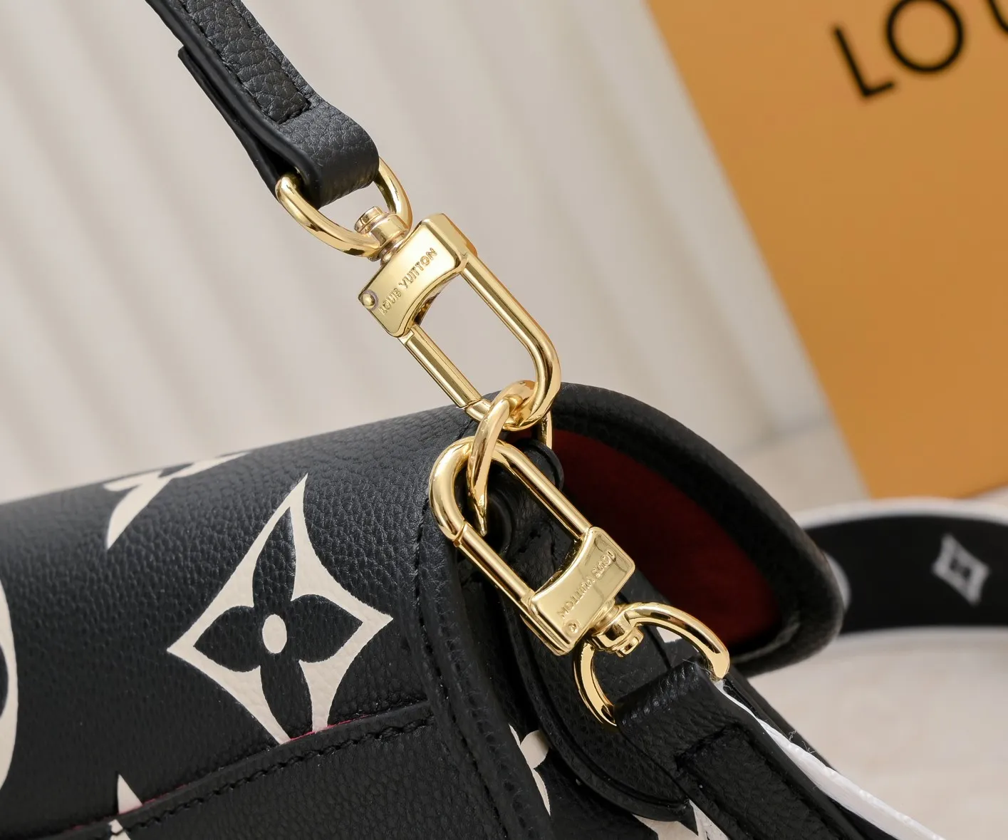 ¥340💰 Exclusive real shot-upgraded version ‼ ️M46386 black M46388 white M45985 full leather baguette series new Diane handbag Diane satchel is made of Monogram Empreinte, made of the brand's iconic embossed leather. This versatile bag comes with a removable leather shoulder strap that can be worn over the shoulder or by hand, as well as a roomy removable jacquard crossbody bag with 'Louis Vuitton' printed strap. This versatile bag can be styled in chic or sporty fashion to match the overall style or mood. Dimensions: 25.0×9.0×15.0 cm.
